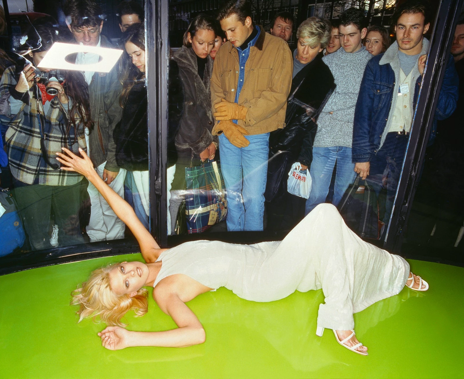 Лінда Євангеліста під час знімання для Vogue, березень 1995 року6