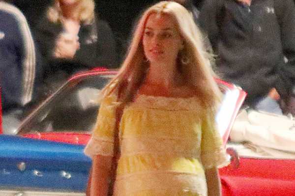 Марго Робби в образе беременной Шэрон Тейт на съемочной площадке фильма «Однажды в Голливуде»