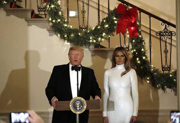 Дама в белом: Мелания Трамп в искрящемся платье появилась на балу конгресса
