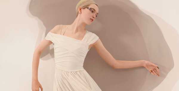 Телесные платья и история танца модерн в кампании весенней коллекции Dior
