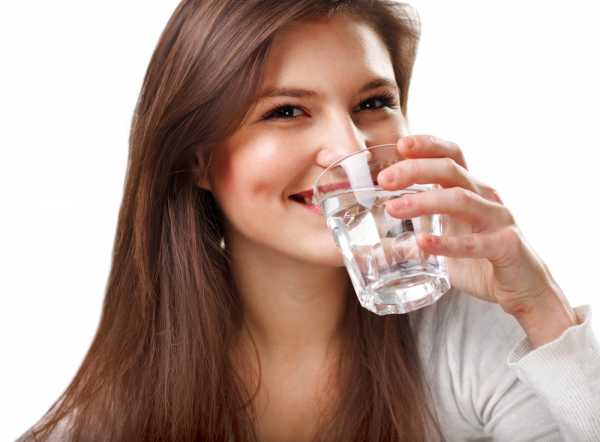 Можно ли пить воду перед сном — мнение специалистов