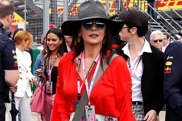 Кэтрин Зета-Джонс и Майкл Дуглас с сыном Диланом на Гран-при «Формулы-1» в Великобритании