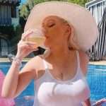 Невыносимая легкость бытия: Кристина Агилера наслаждается летним отдыхом у бассейна