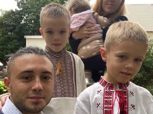 Співачка Alyosha показала дворічну доньку в одязі кольорів українського прапора