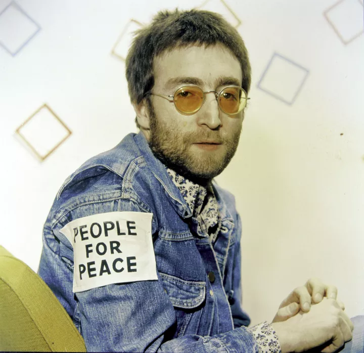 Джон Леннон родился 9 октября 1940 года0