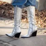 Streetstyle: які металізовані ковбойські чоботи обрати цього сезону