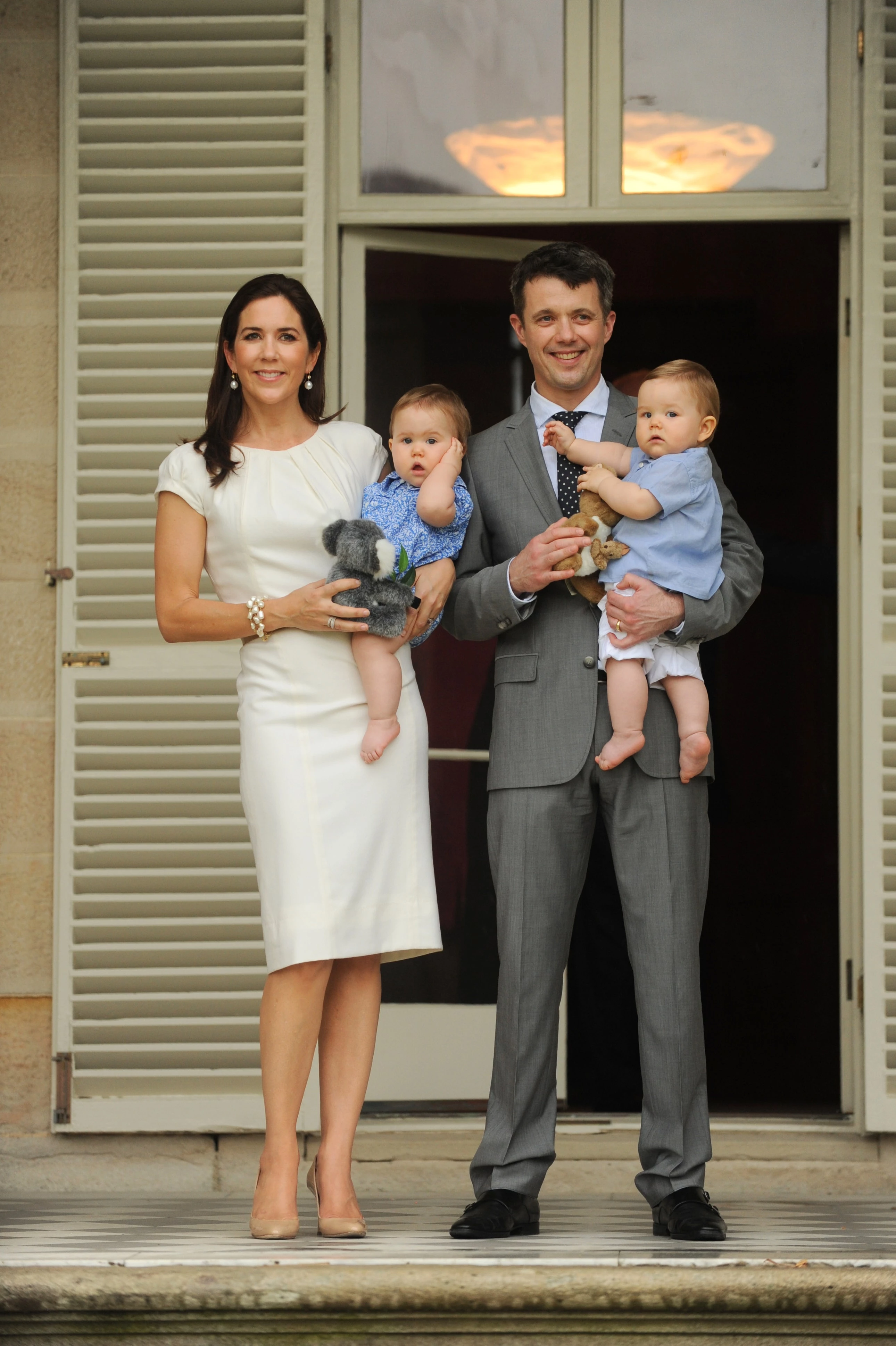2011 рік  У простій кремовій сукні прямого крою поруч зі своїм чоловіком принцом Фредеріком та їхніми близнюками Жозефіною та Вінсентом.23