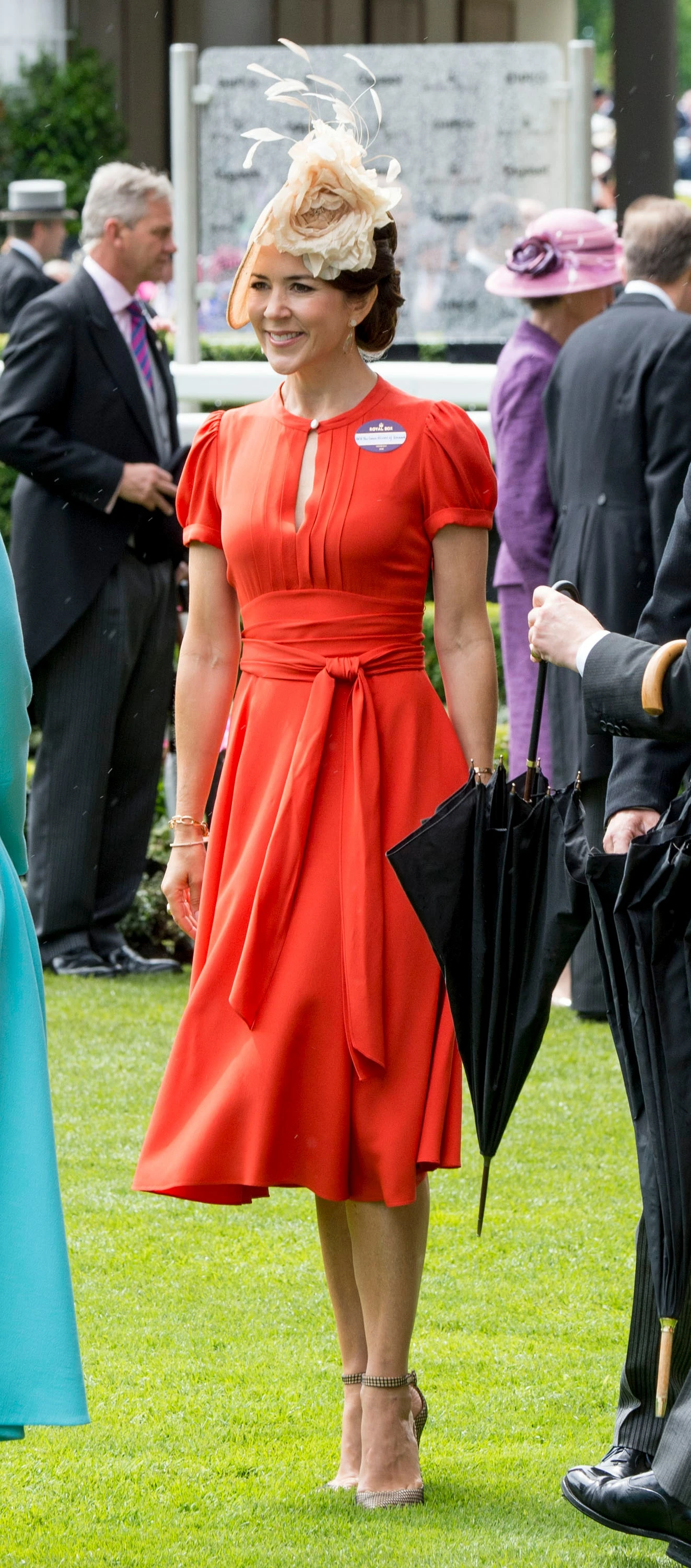Червень 2016 року  Принцеса Мері відвідала Royal Ascot у яскраво-червоній сукні, бежевих туфлях на шпильці та фасинаторі.22