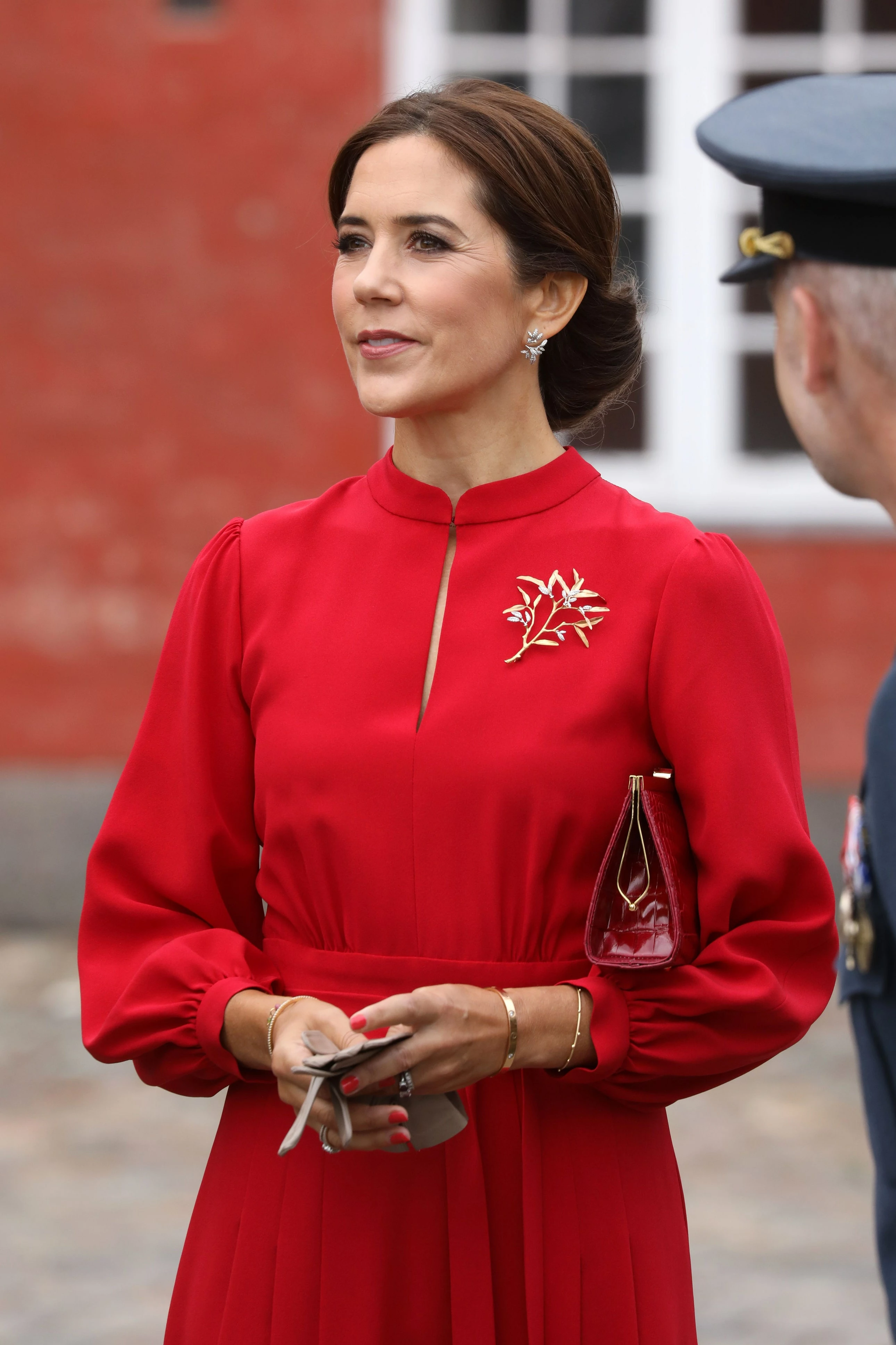 Серпень 2018 року  На церемонії покладання вінків у Копенгагені принцеса Марія одягла червону сукню.16