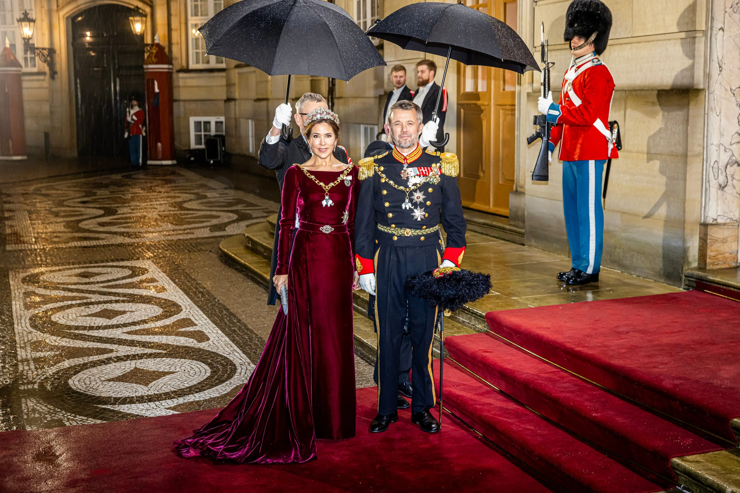 2023 рік  Принцеса Мері одягала цю оксамитову сукню від датського кутюр’є Біргіт Гальштейну не менше ніж на чотири новорічні святкування. Вперше вона зʼявилась в ній в 2007 році.2