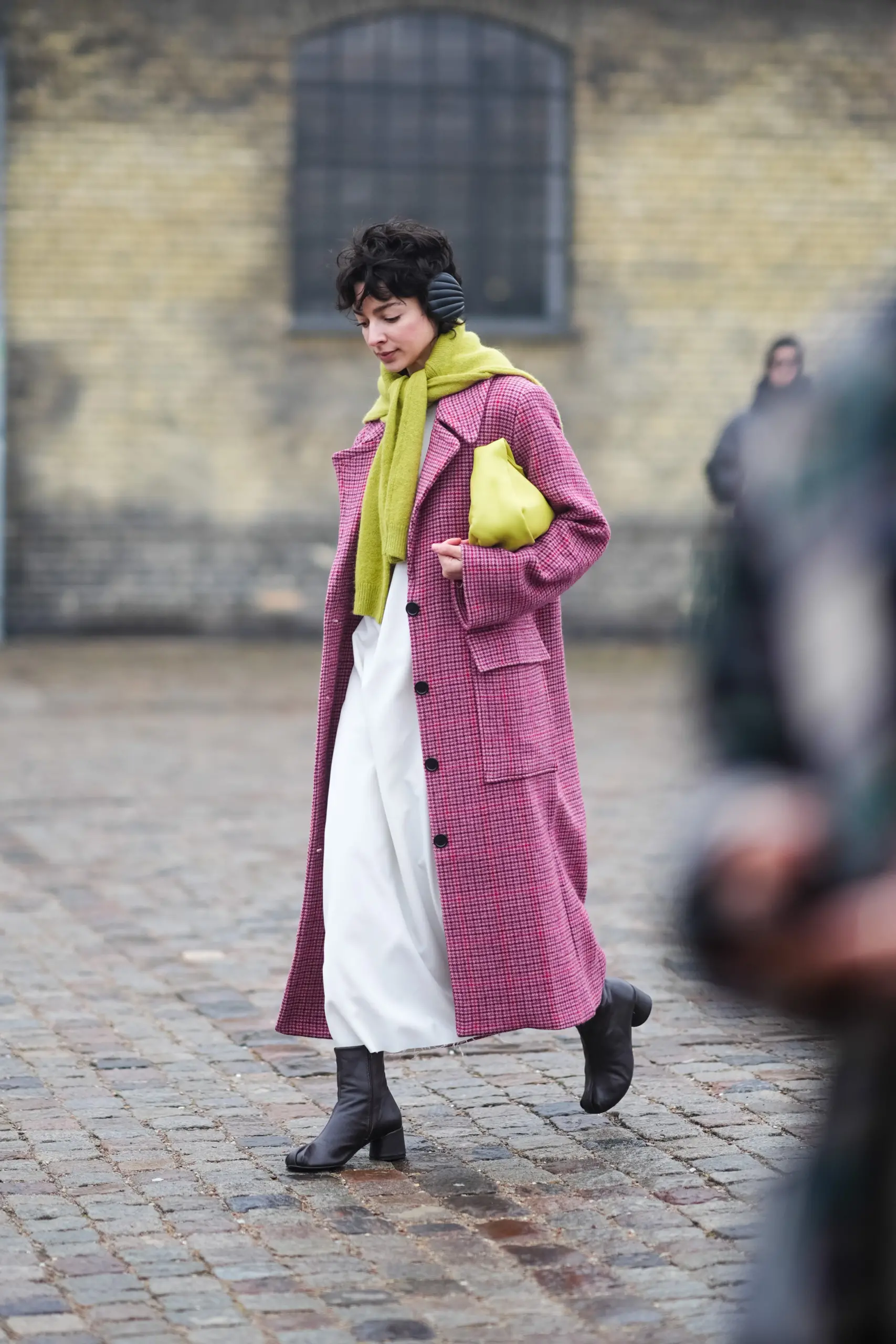 Streetstyle: пальто в клітинку – символ переходу на весняний час