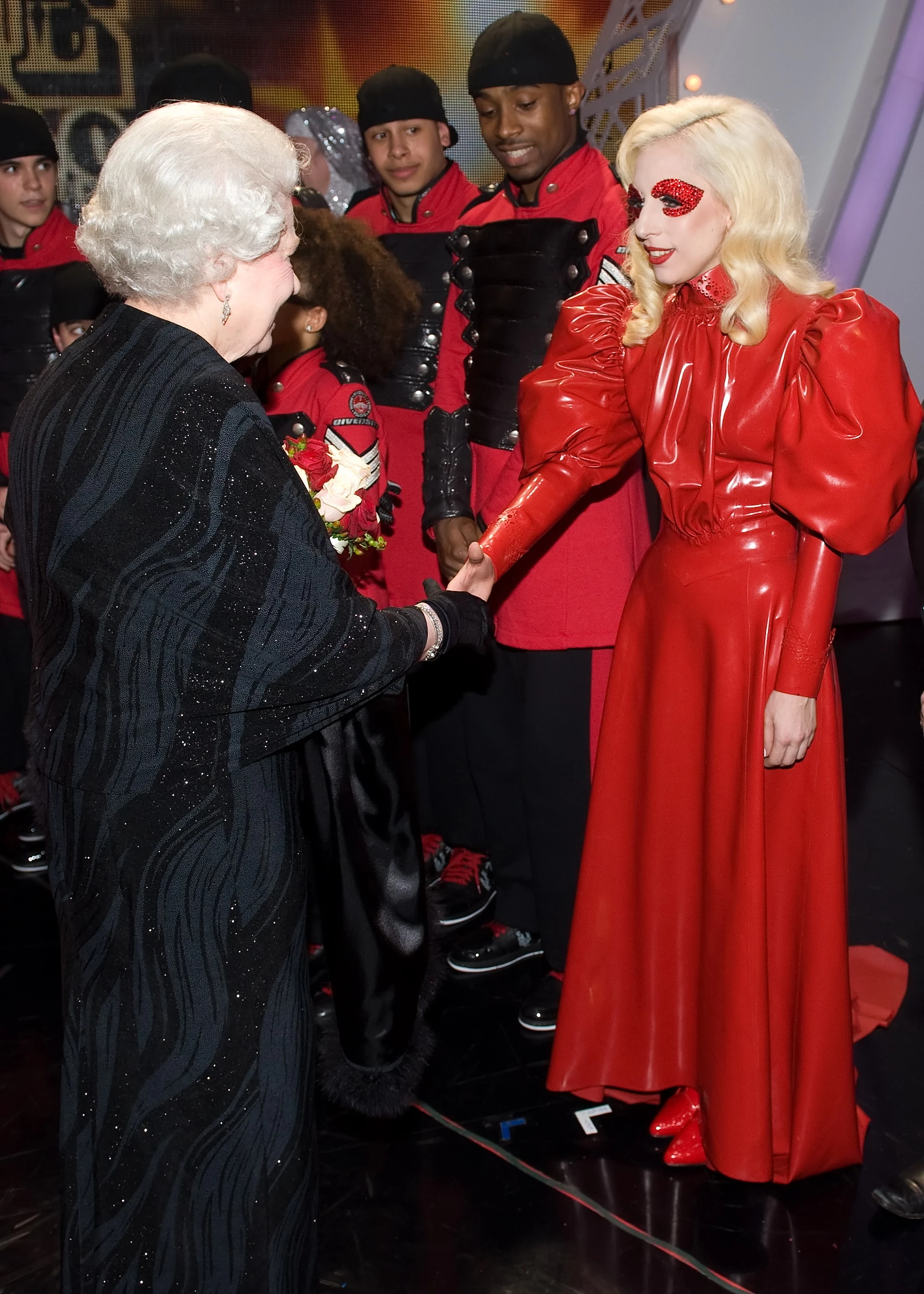Леді Гага з королевою Єлизаветою II в грудні 2009 року11