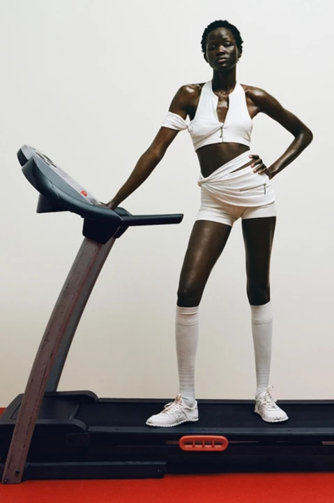 Американська легкоатлетка стала обличчям рекламної кампанії Jacquemus х Nike2
