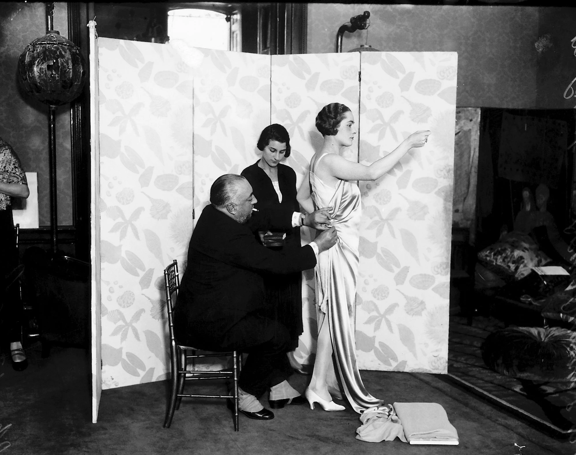 Поль Пуаре кроїть сукню на одній зі своїх моделей, жовтень 1924 року1