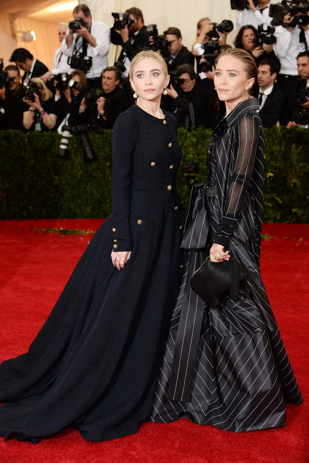 Ешлі Олсен у вінтажному наряді Chanel і Мері-Кейт Олсен у вінтажній сукні Ferre, 201437
