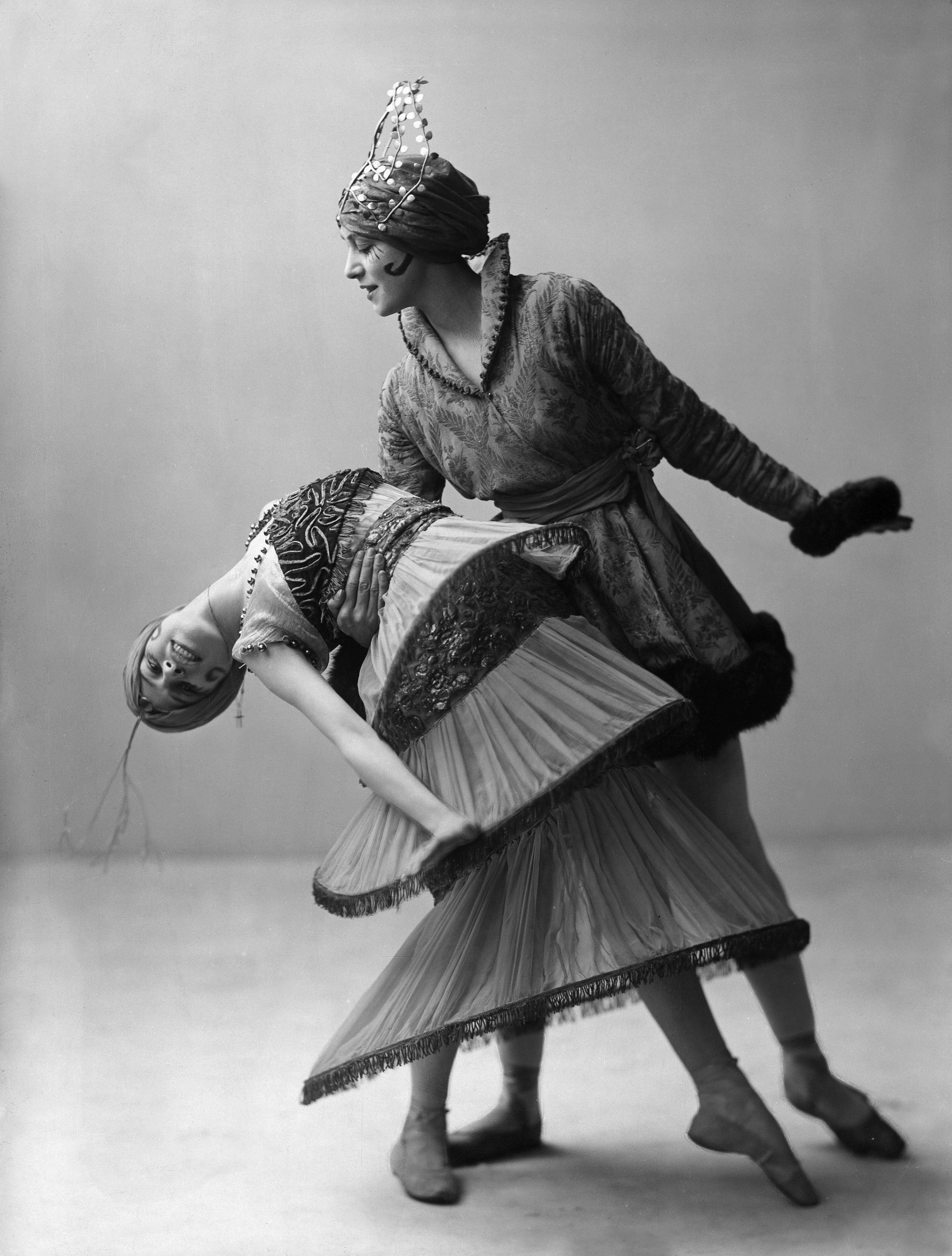 Танцівниці-пантоміми в сукнях перського стилю, розроблених Полем Пуаре7