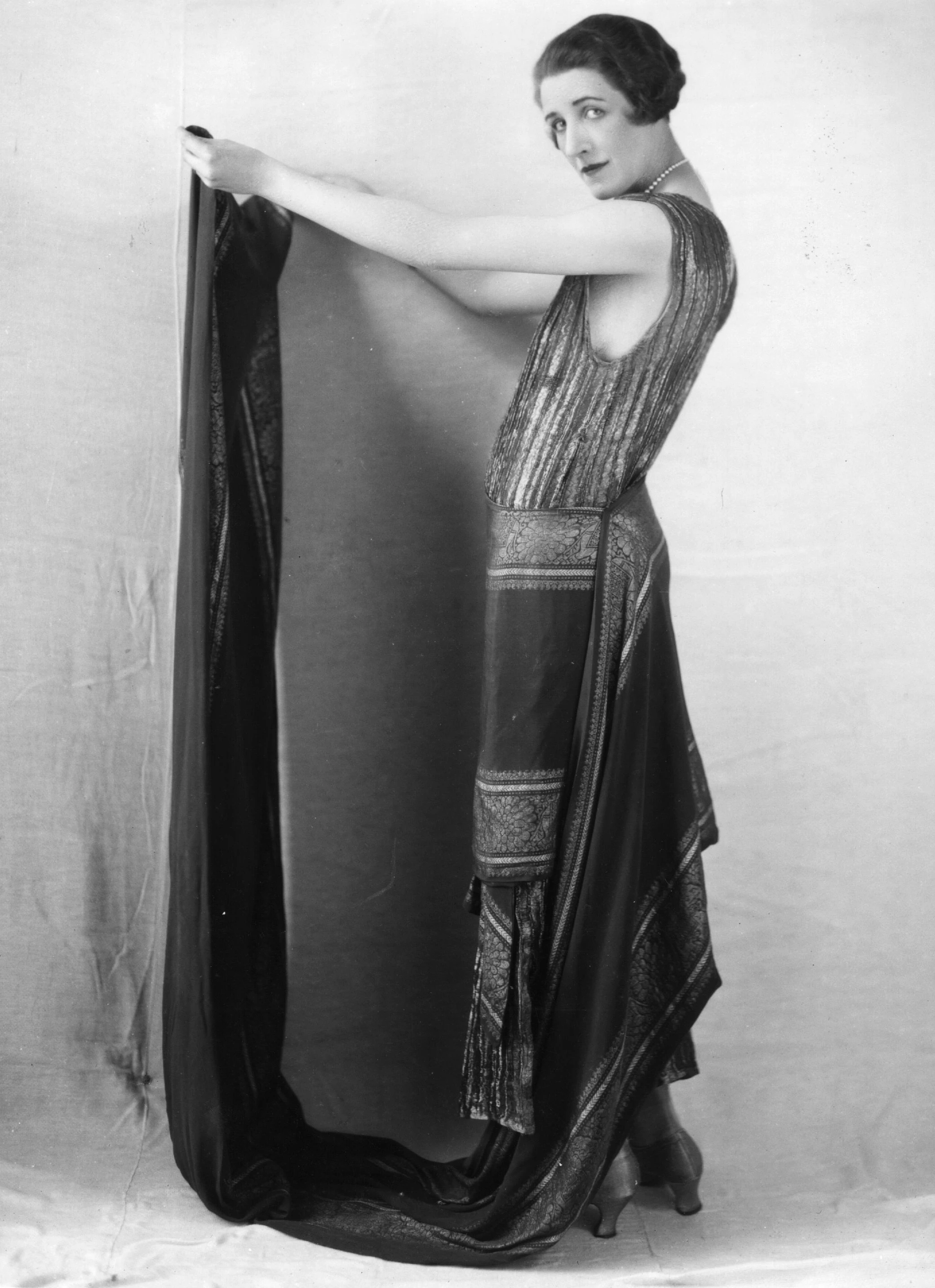 Жінка у вечірній сукні з довгим шлейфом від Поля Пуаре, травень 1925 року3