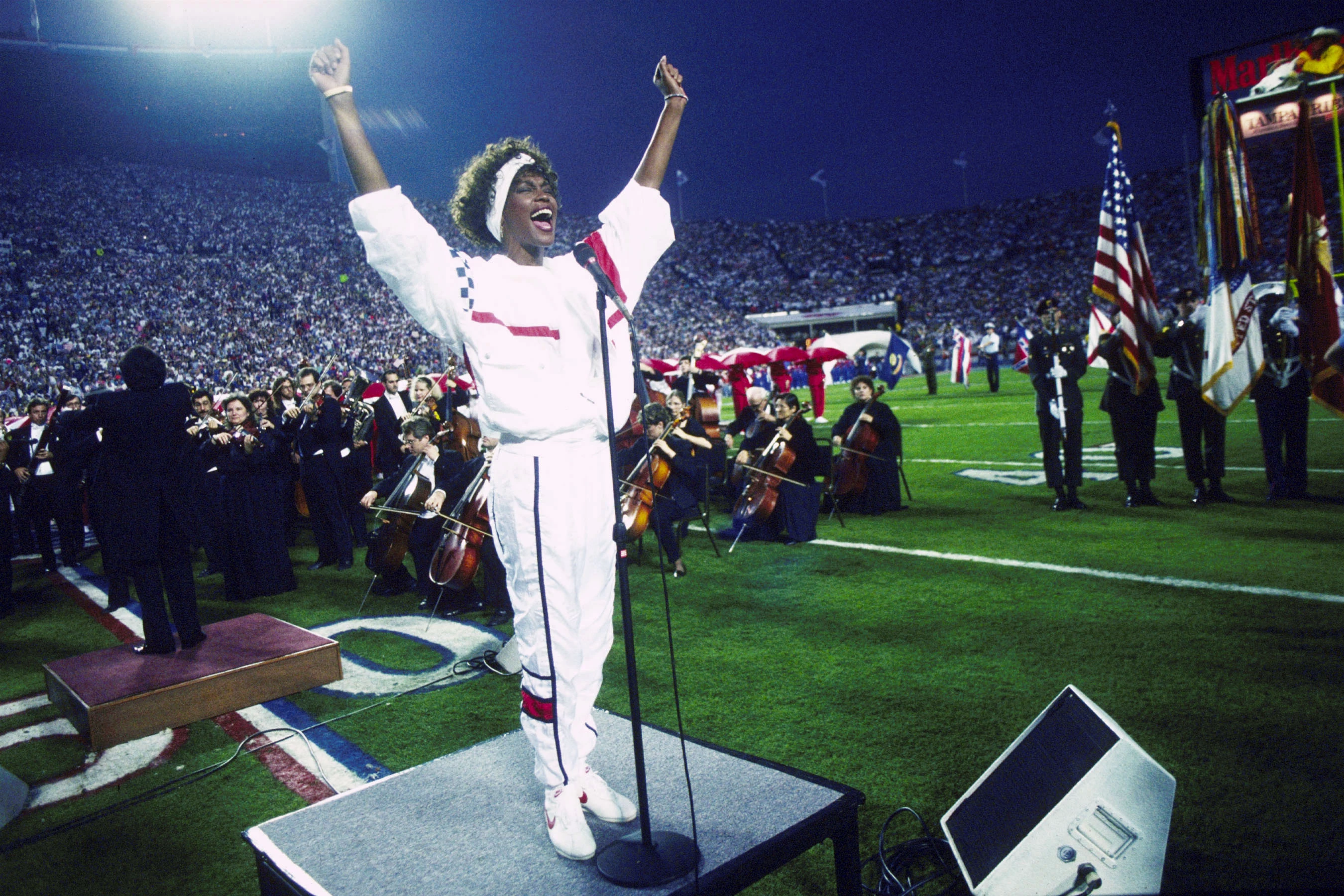 Вітні Г'юстон під час виступу на Super Bowl, 19911