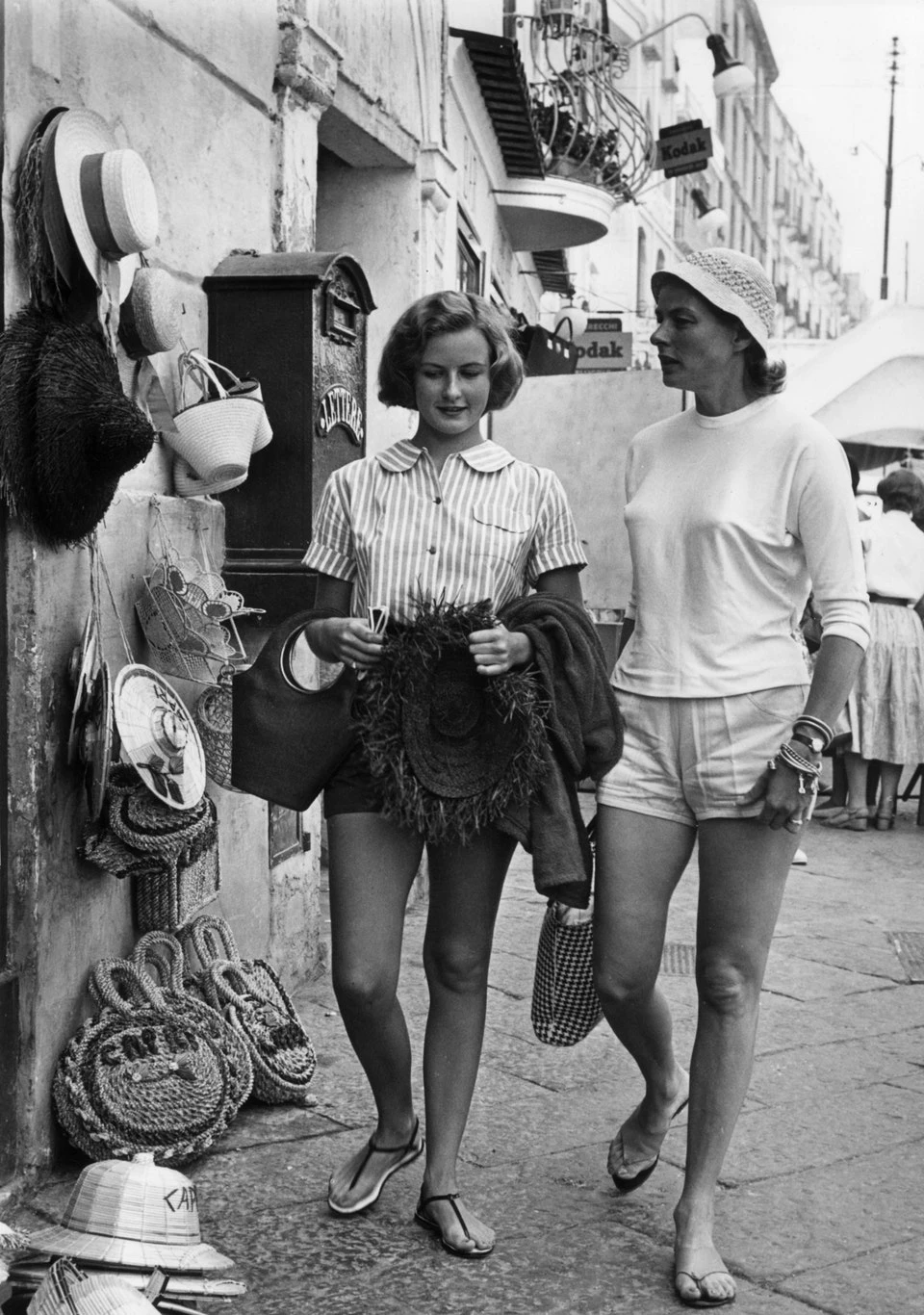 Піа (Дженні Енн) Ліндстром та Інгрід Бергман у Капрі в 1955 році. Photo: Mondadori1