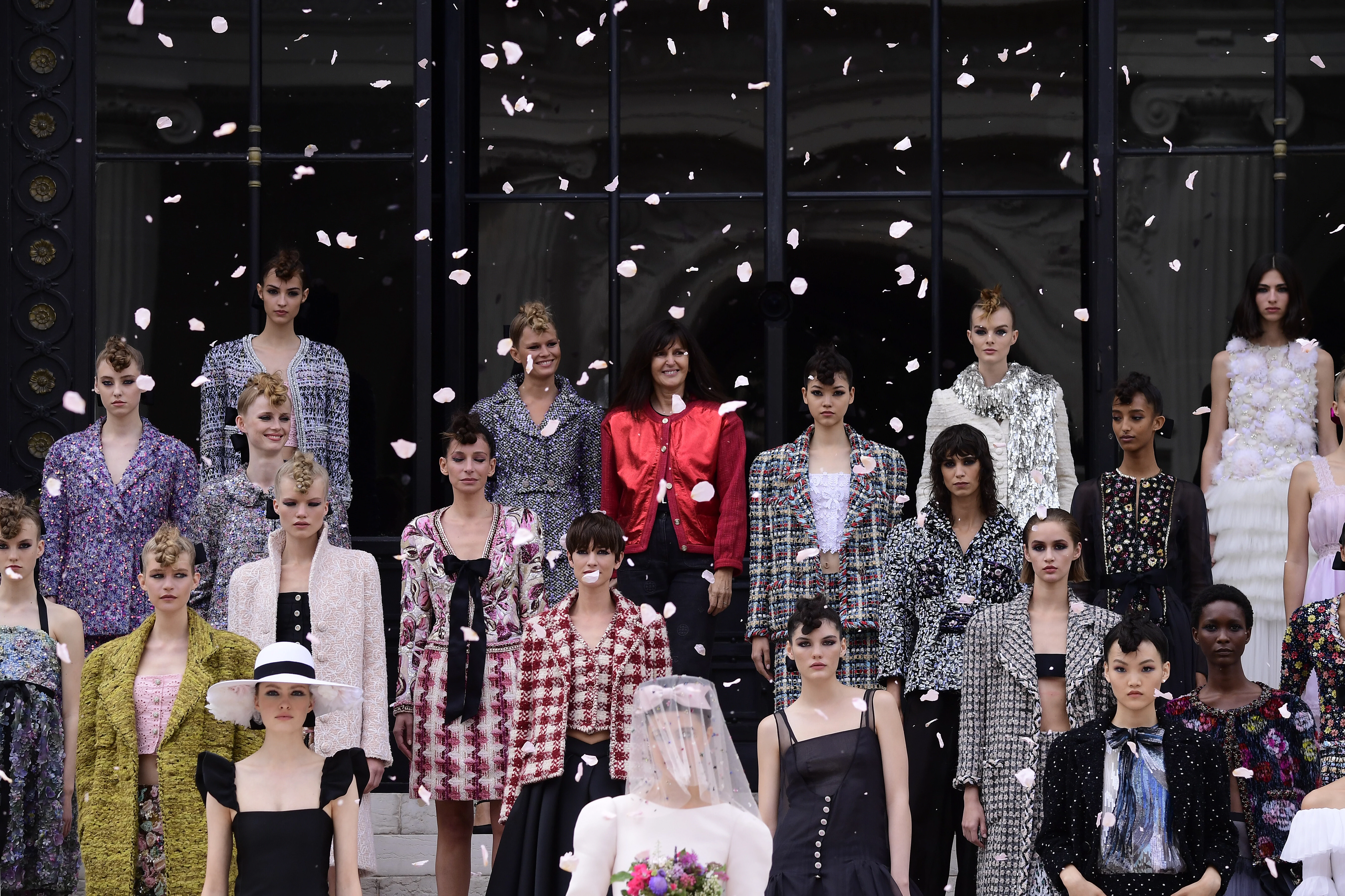 Віржині Віар у фіналі шоу Chanel Haute Couture осінь-зима 2021/20220