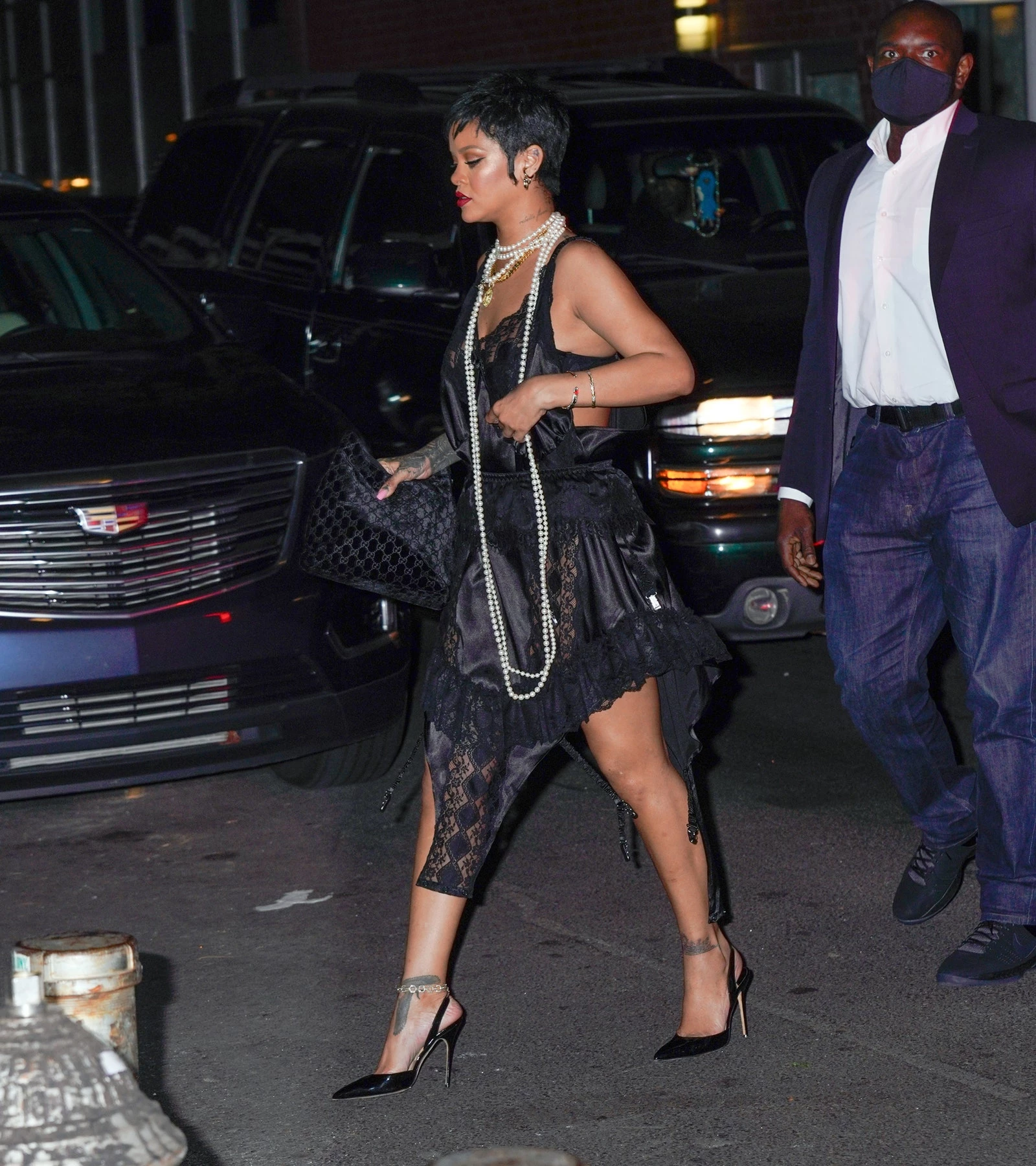 Папараці зафіксували співачку під час вечері в Нью-Йорку з вінтажною сумкою Gucci. Модель із знаменитою монограмою бренду, випущена ще у 1990-х роках.4