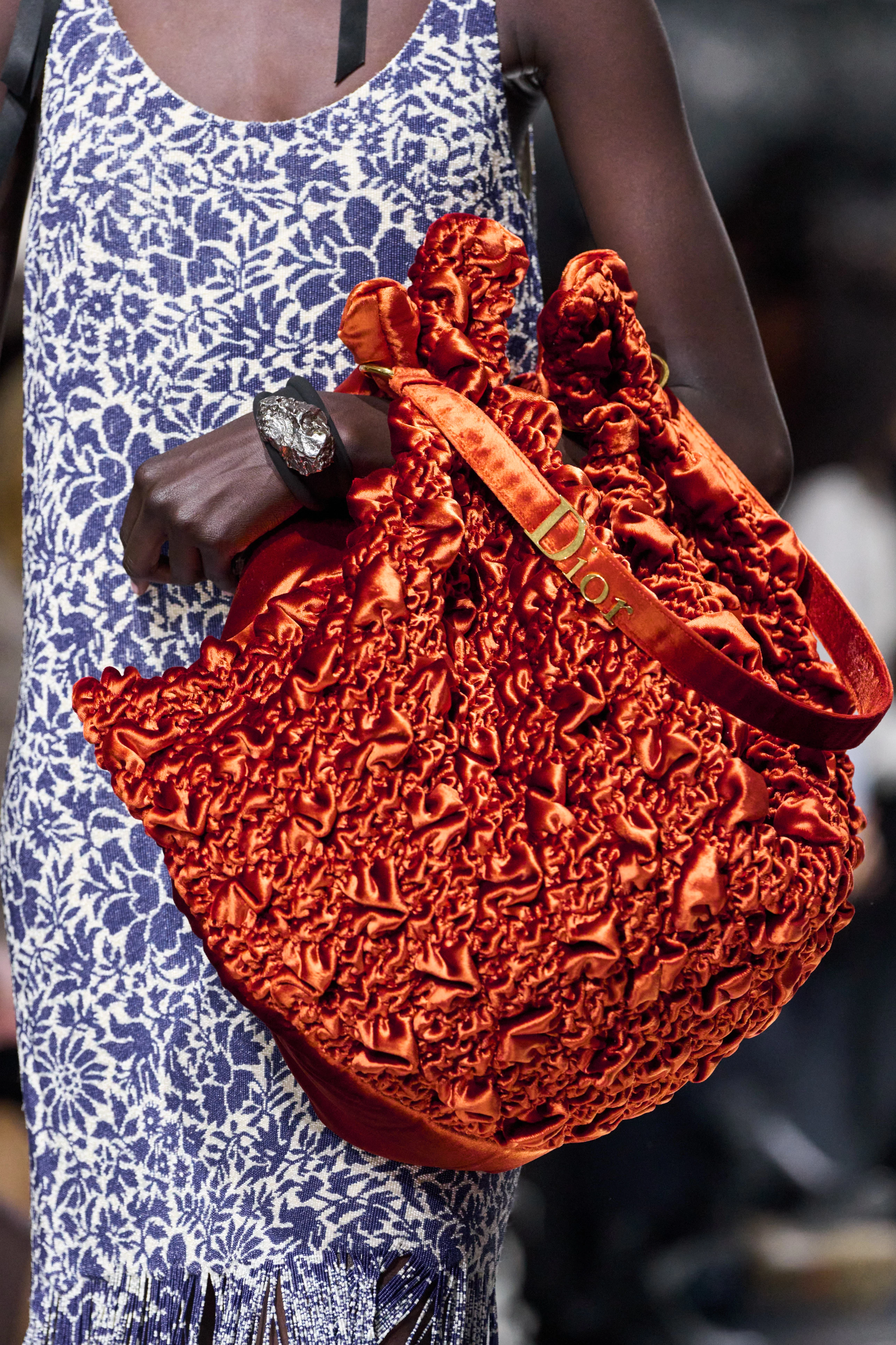 Dior відроджує тренд на химерні сумочки
18