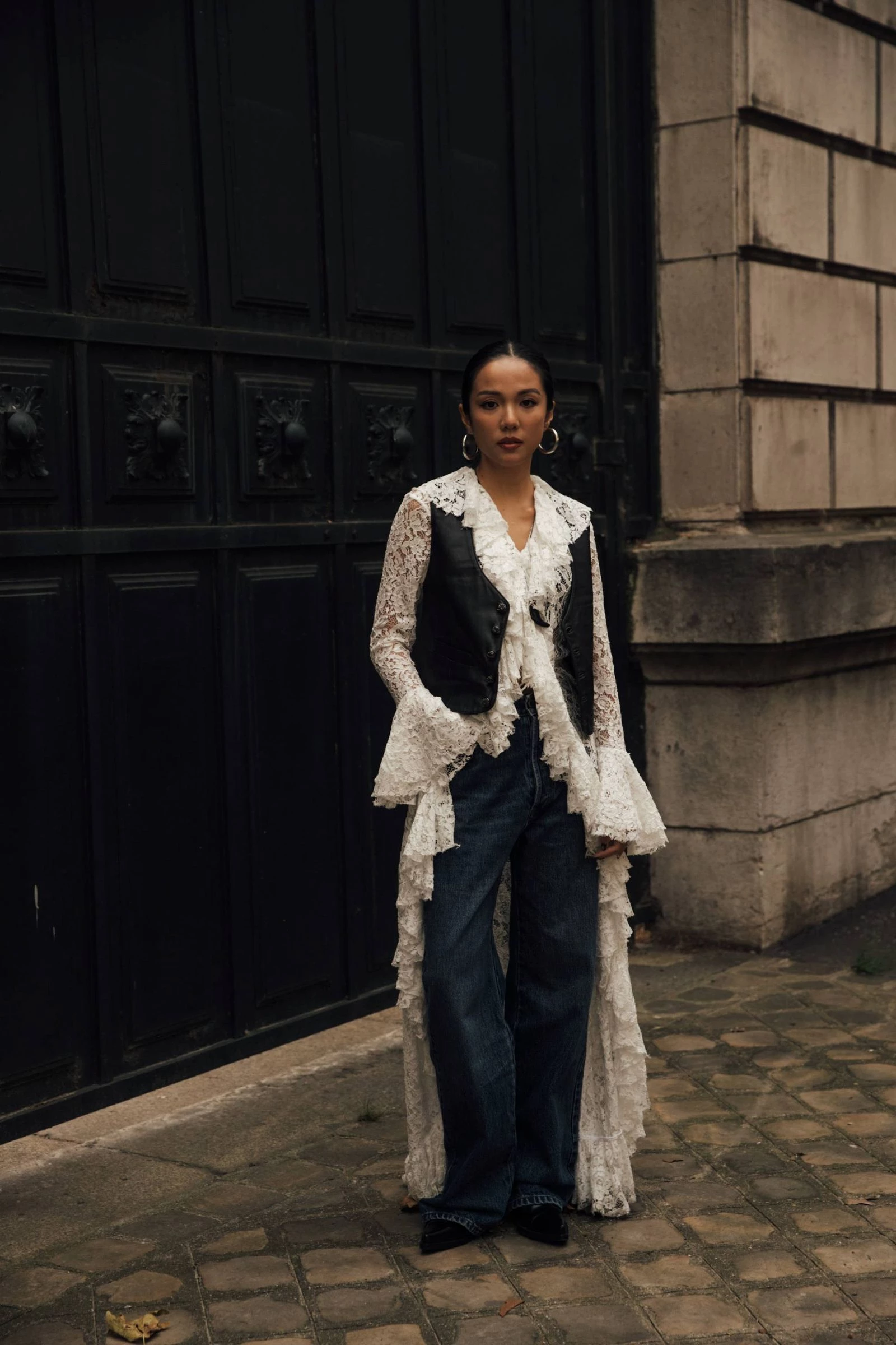 Бохо-шик на піку: ансамбль блуза-жилетка в стилі сімдесятих – топовий тандем весни 2026.
4