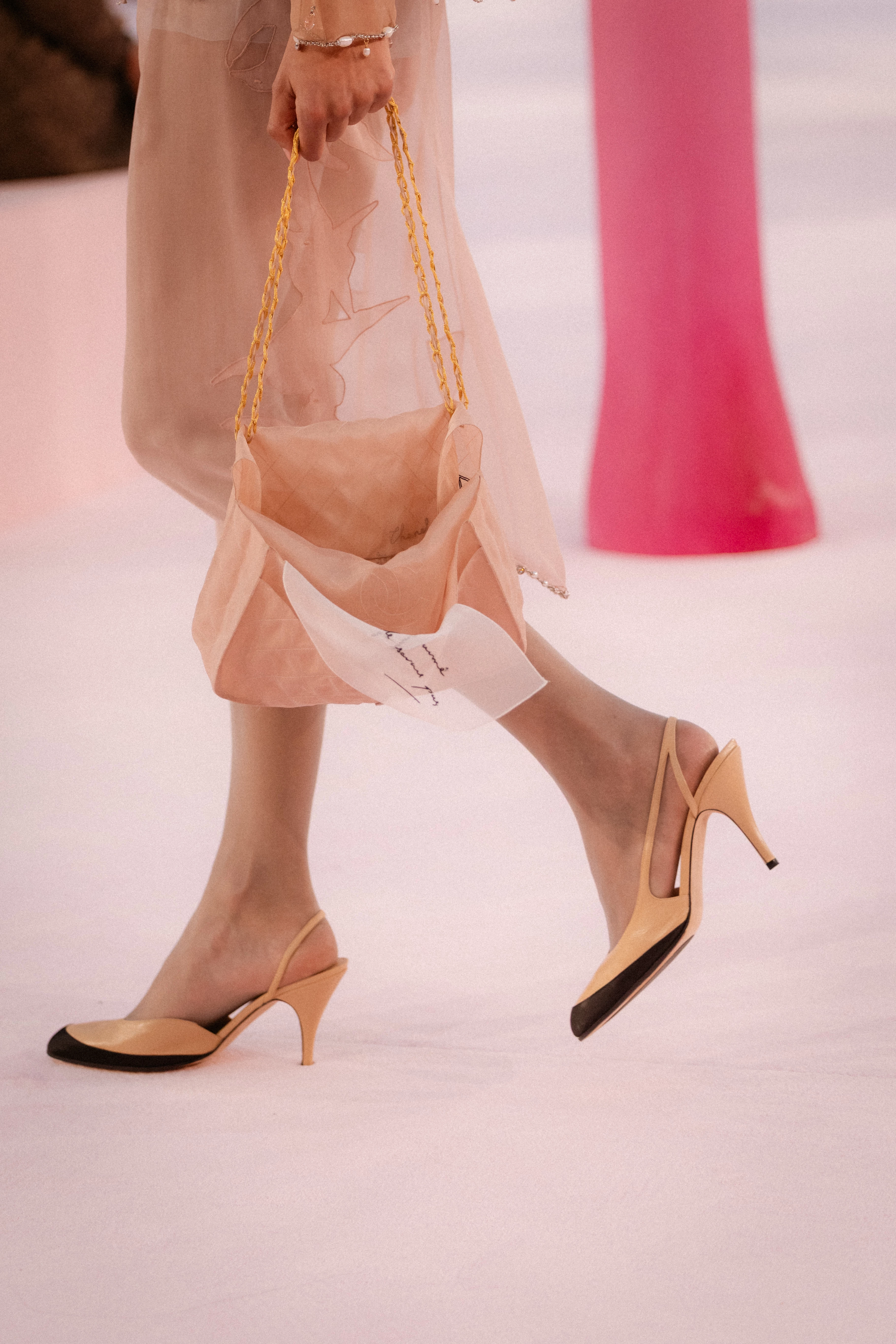 Chanel: оновлені двоколірні черевички – ідеальний вибір для весняного сезону
7