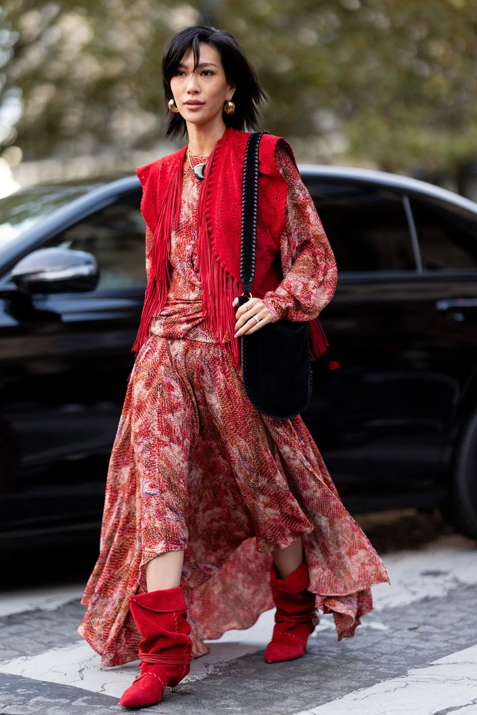 Бохо-шик на піку: ансамбль блуза-жилетка в стилі сімдесятих – топовий тандем весни 2026.
3