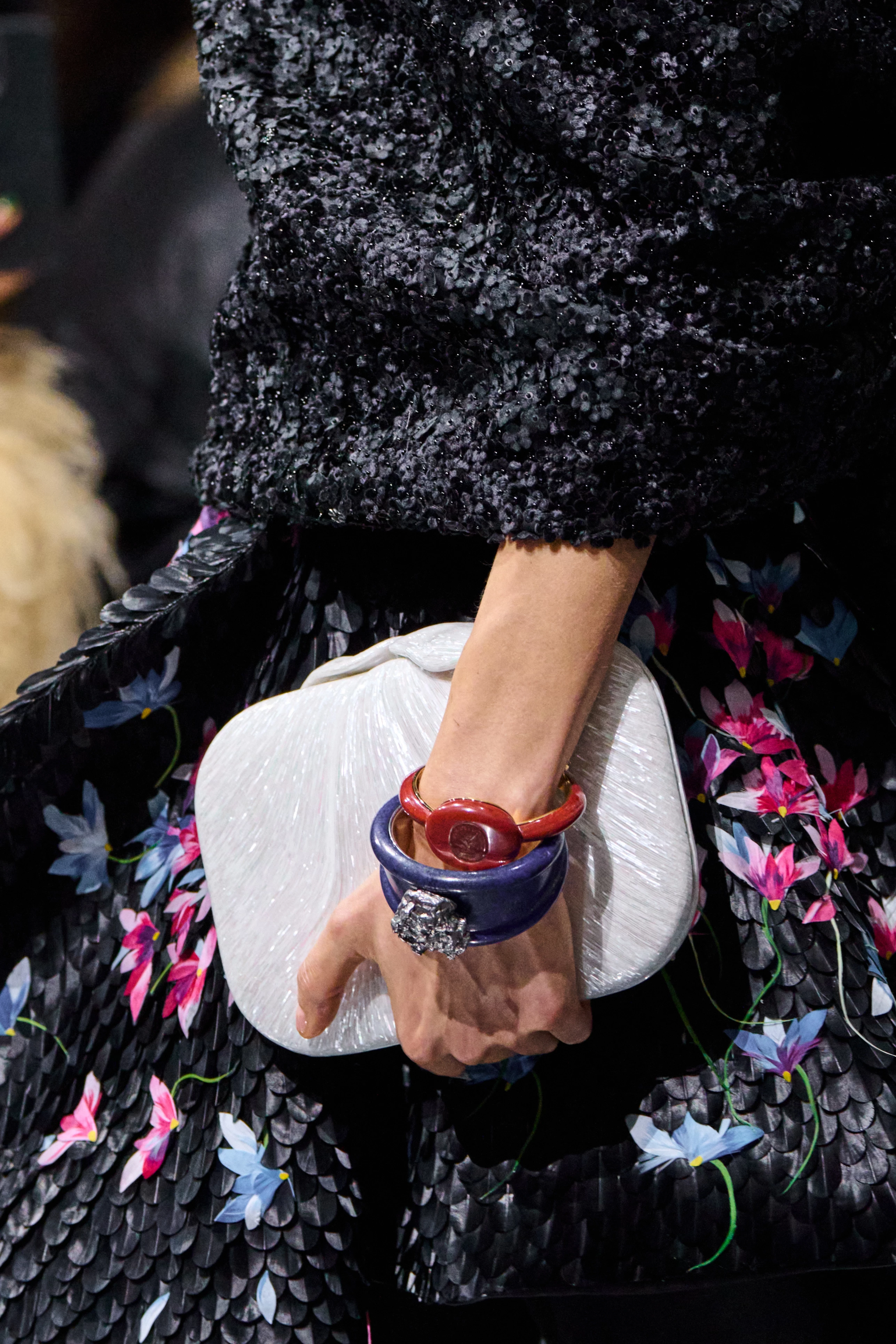 Dior відроджує тренд на химерні сумочки
7