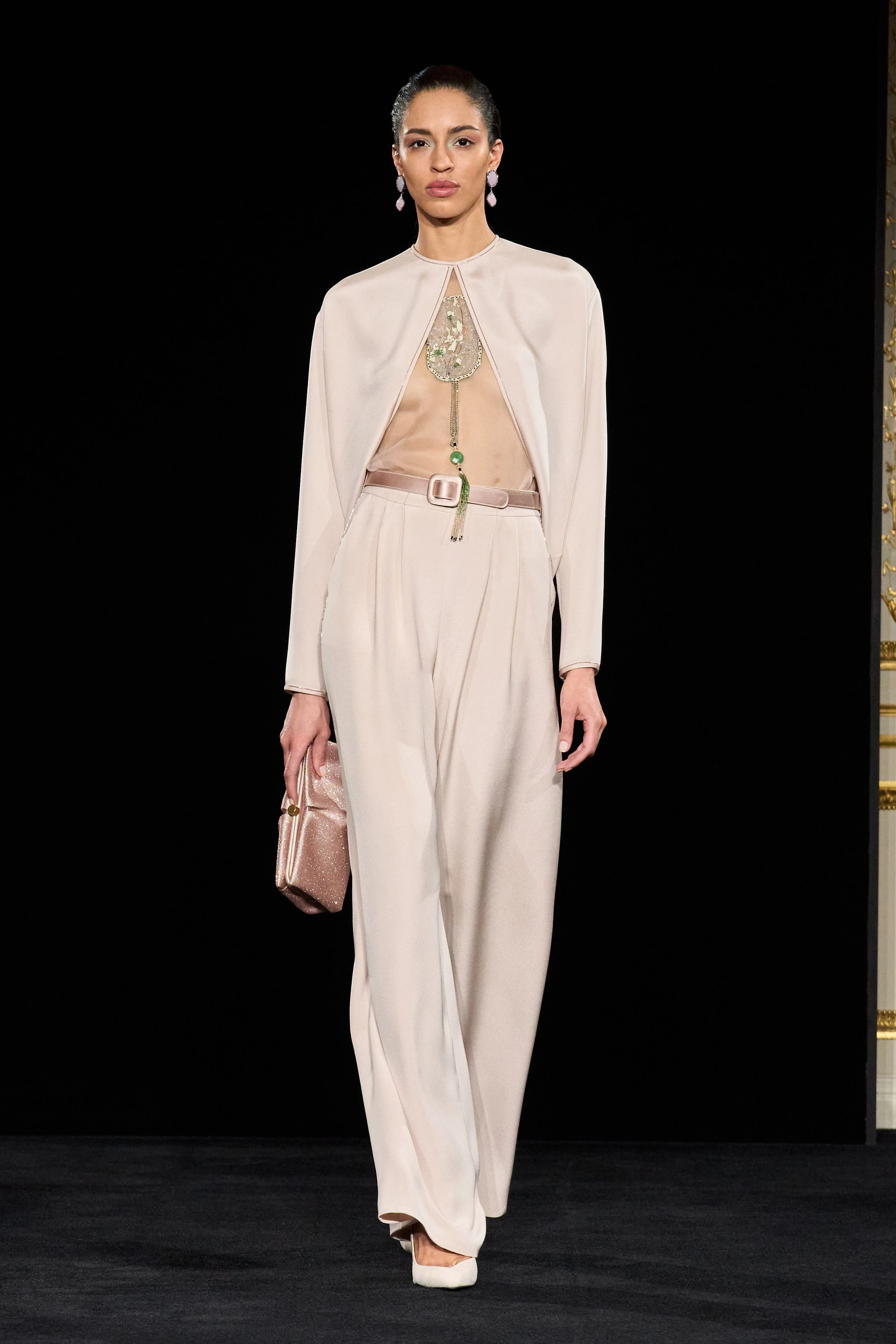 Свіжий погляд на Armani Privé: перша колекція Сільвани Армані.
7