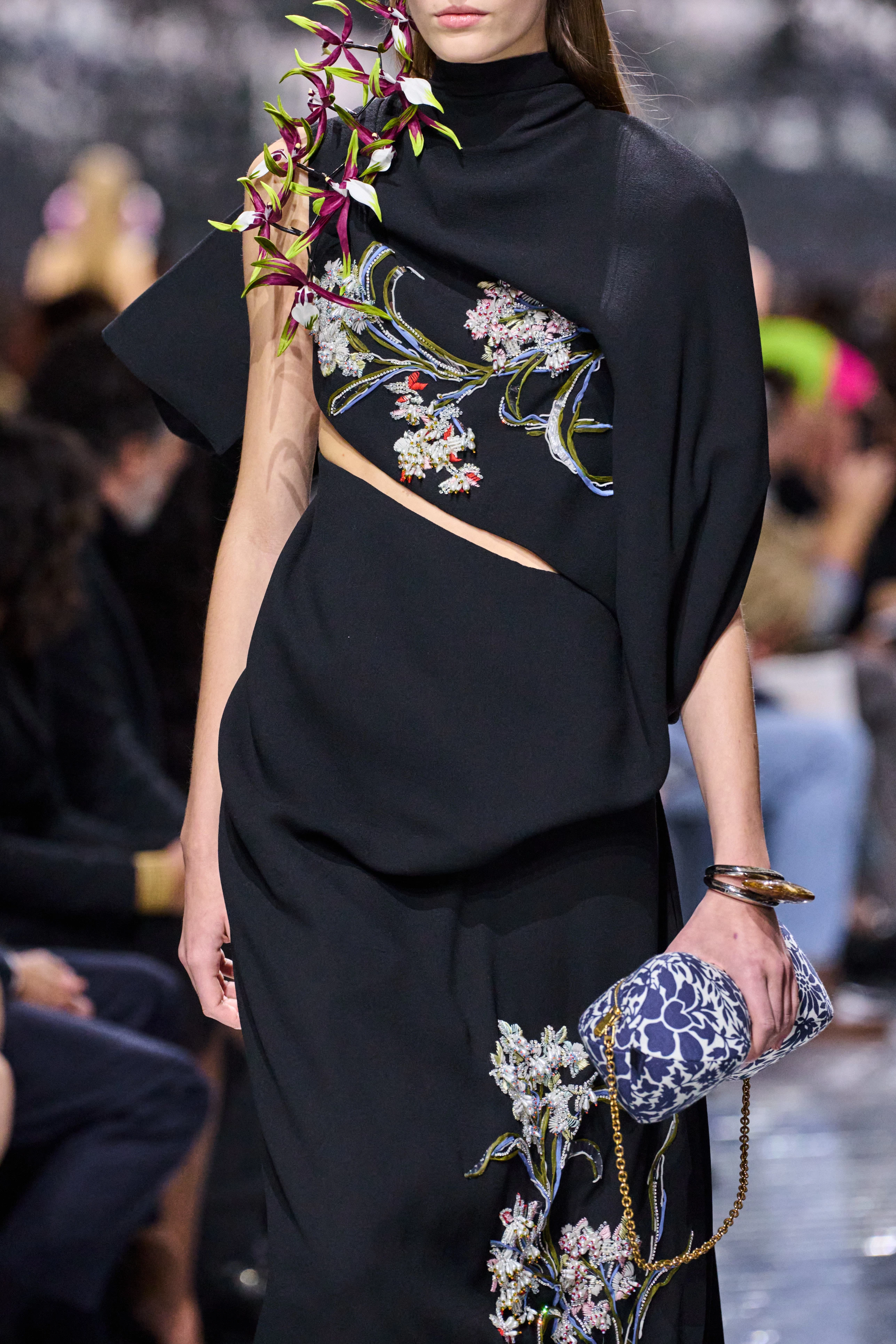 Dior відроджує тренд на химерні сумочки
0