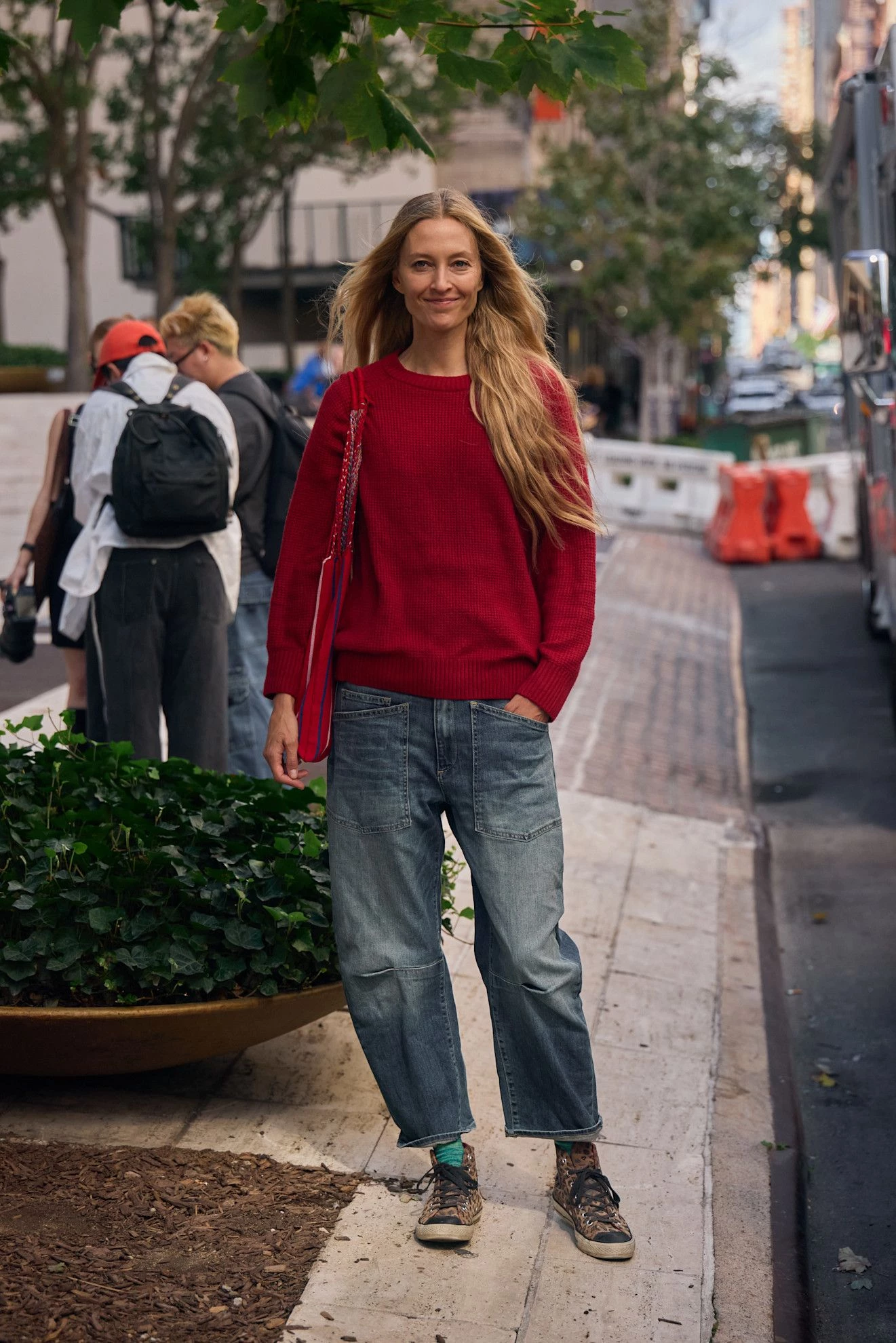 6 модних аргументів на користь того, що багряний джемпер – незамінна річ у вашій шафі
8