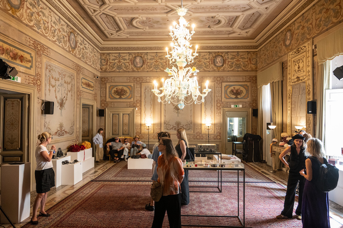 Інтер'єр виставкового залу в East Bound Roma.