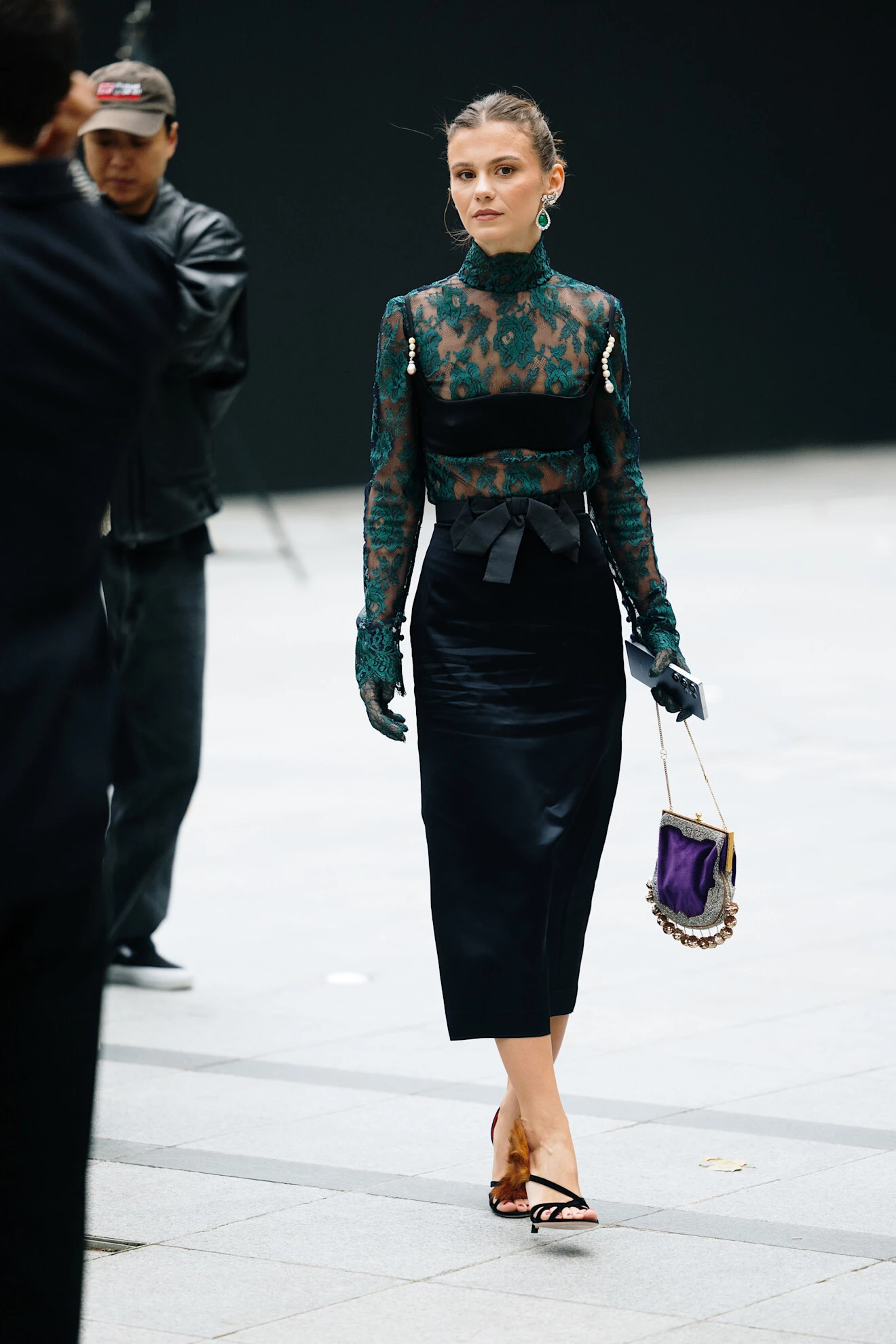 Повернення спідниці-труби з 90-х: з чим її носити?
2