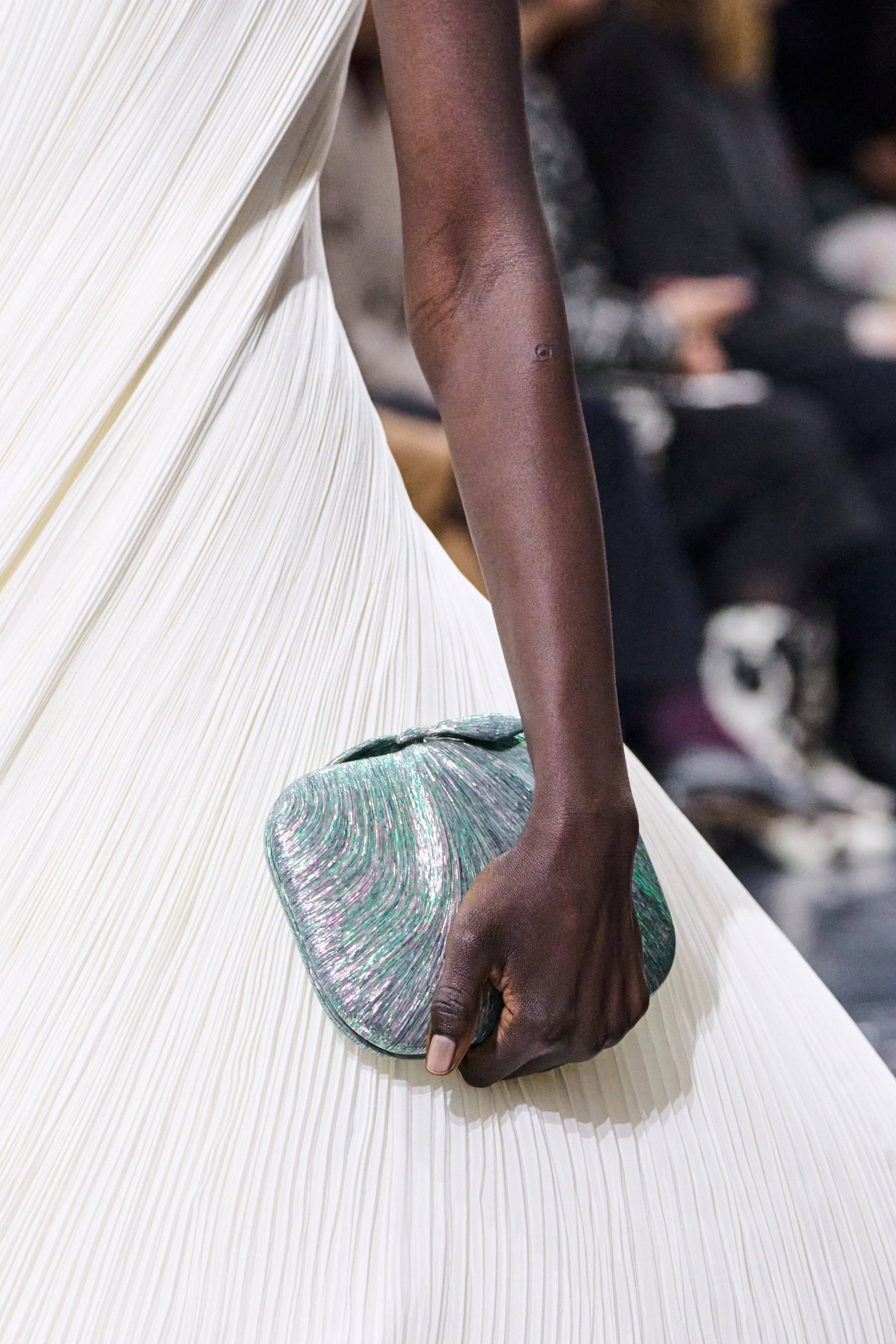 Dior відроджує тренд на химерні сумочки
10