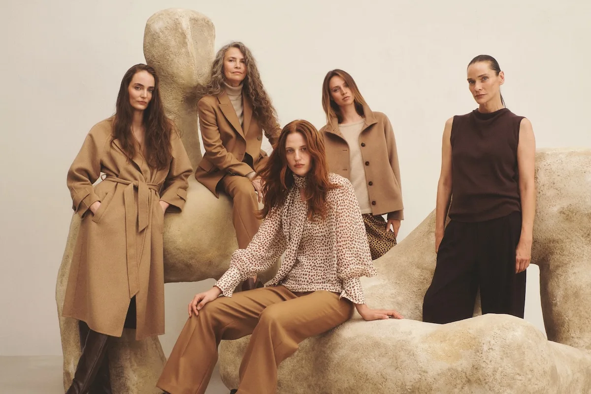 Група жінок представляє колекцію Tatuum у природній, стриманій кольоровій палітрі – пальта, куртки та штани у відтінках бежевого та коричневого, стилізовані на тлі мінімалістичних скульптур.