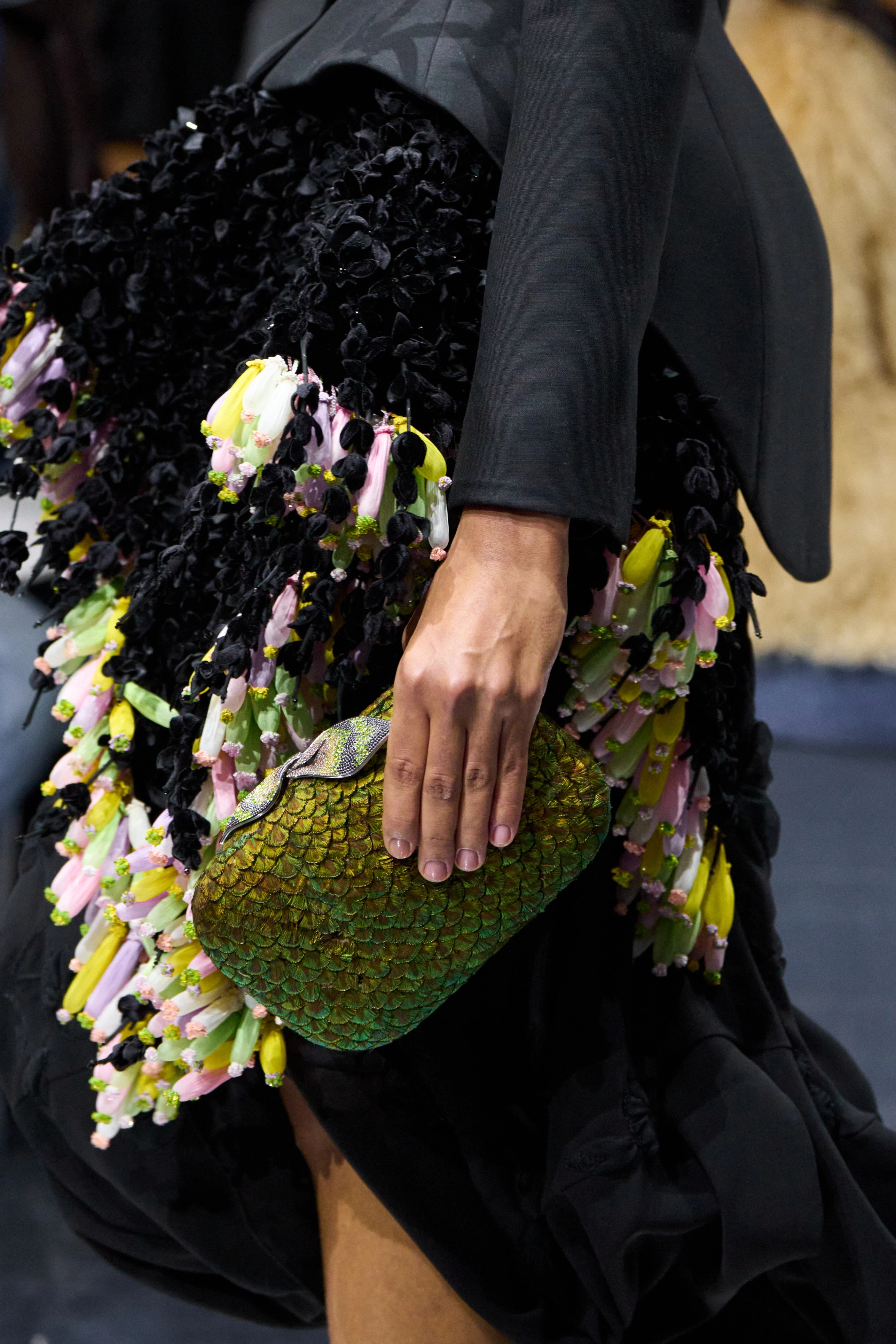 Dior відроджує тренд на химерні сумочки
19