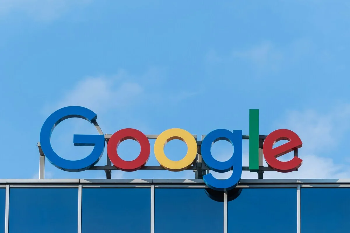 Зміни на чолі Google у Польщі. Магдалена Котларчик залишає компанію, і Google розпочинає набір на посаду директора країни. Логотип Google стоїть на даху сучасної офісної будівлі на тлі блакитного неба.