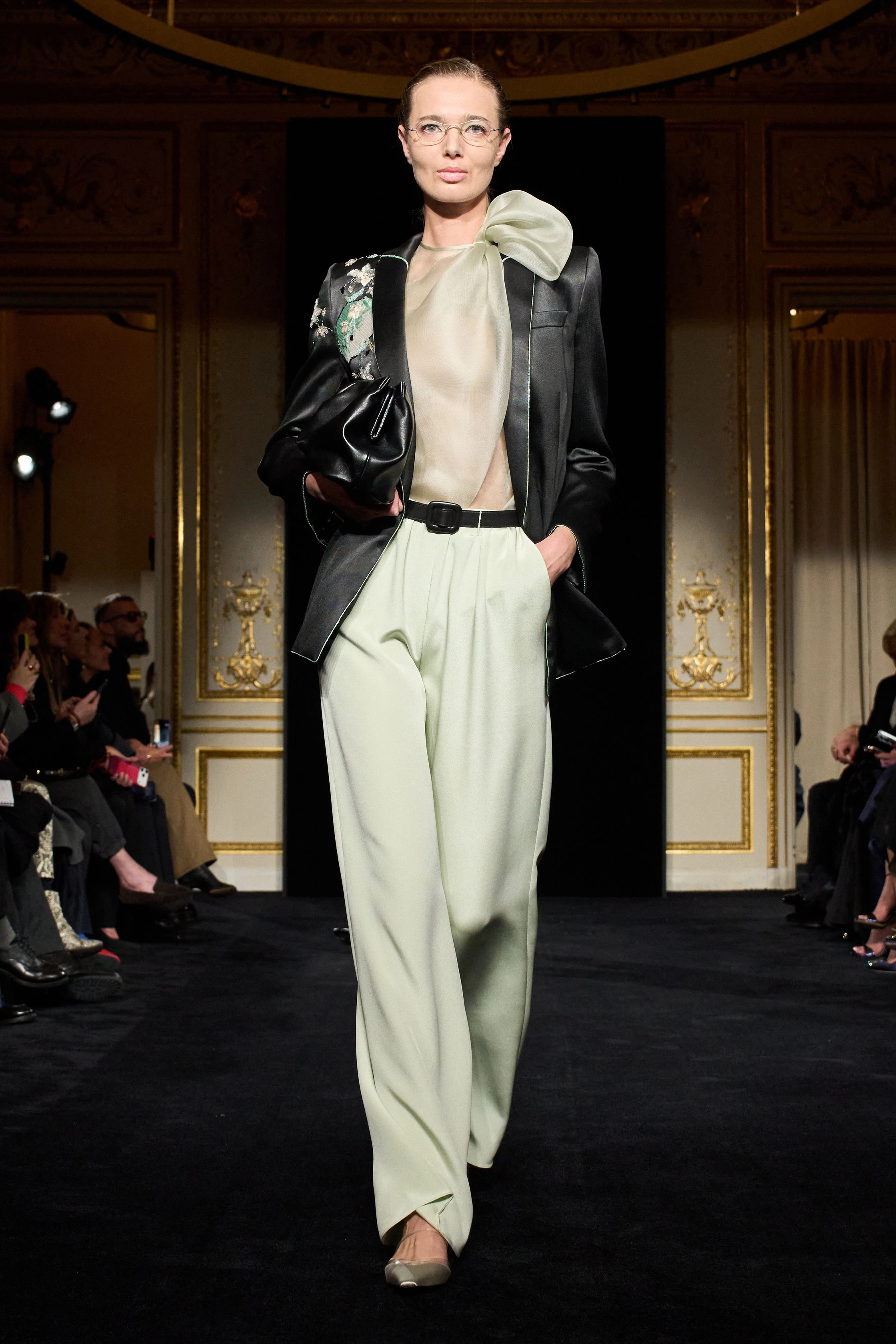 Свіжий погляд на Armani Privé: перша колекція Сільвани Армані.
1