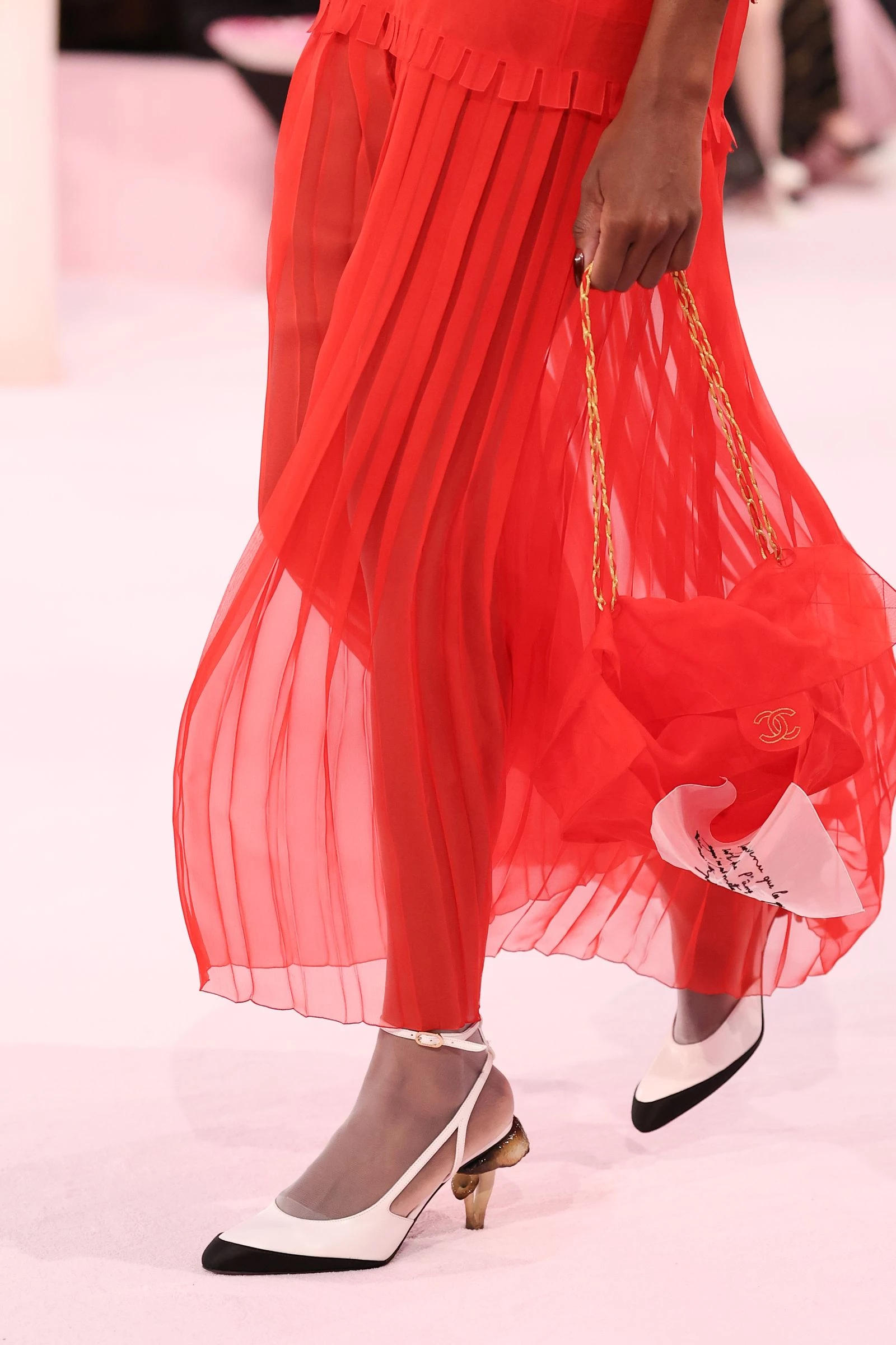 Блазі представив оновлений варіант знакового аксесуара Chanel: надлегкий та майже невидимий.
2