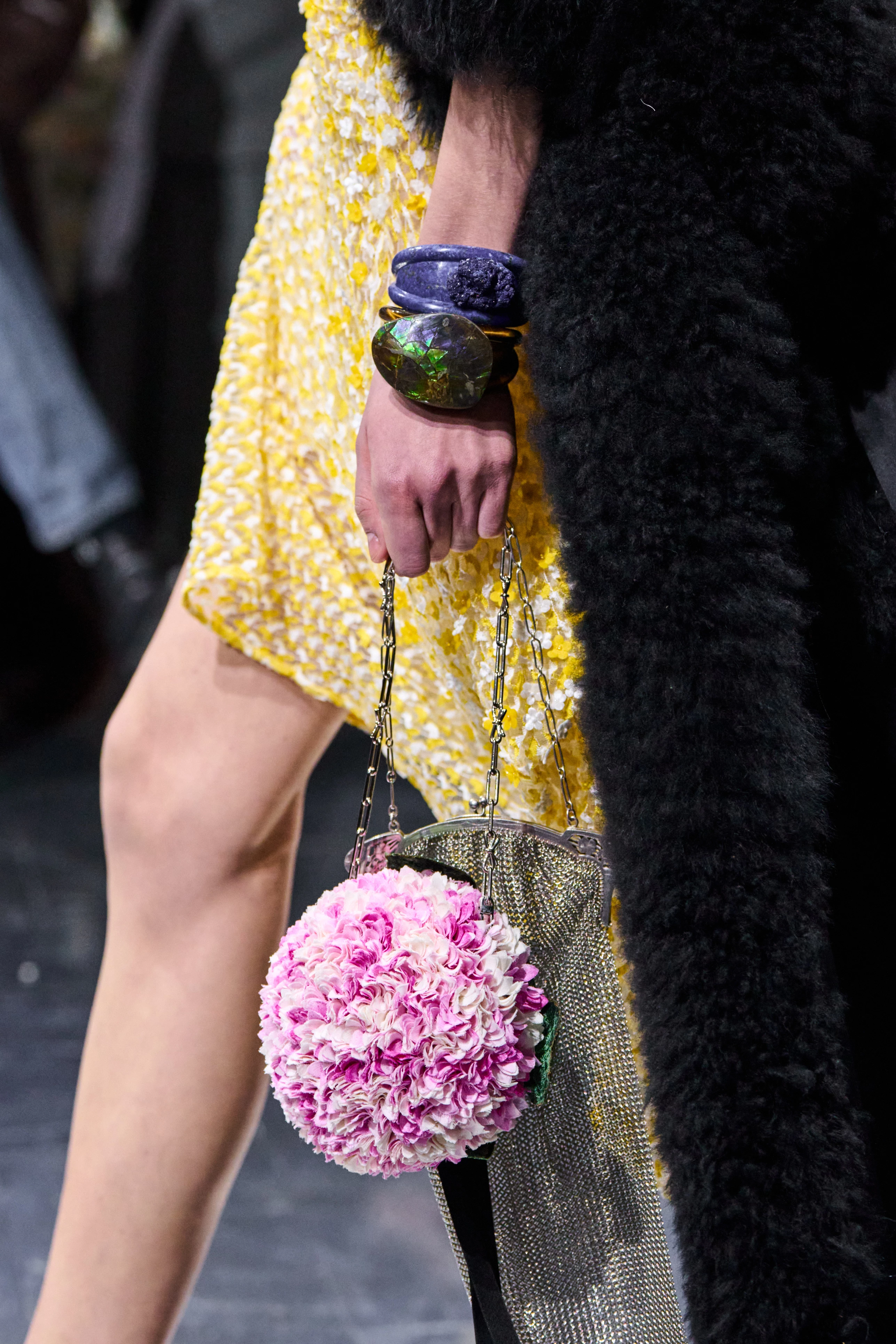 Dior відроджує тренд на химерні сумочки
11