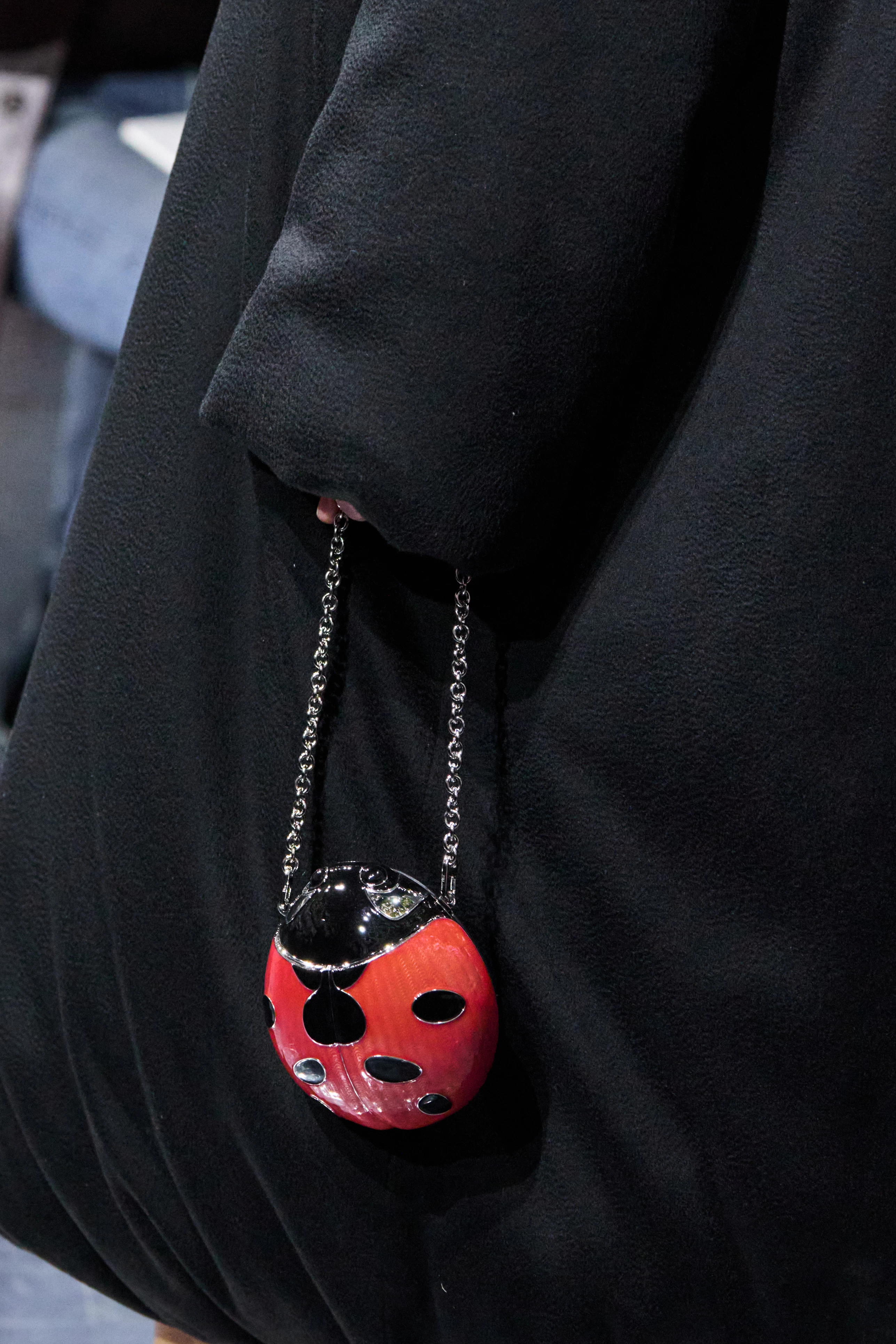 Dior відроджує тренд на химерні сумочки
20