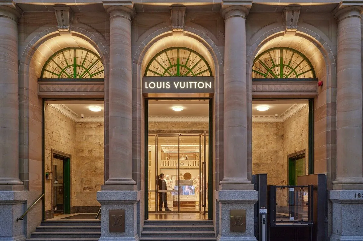 Фінансові результати LVMH за 2025 рік. Фасад бутіку Louis Vuitton в історичній будівлі, символі глобальної могутності LVMH на ринку предметів розкоші. Фото ілюструє силу преміальних брендів групи LVMH, незважаючи на зниження доходів і прибутків у 2025 році. Розкішний магазин підкреслює стратегію компанії, засновану на престижних локаціях та унікальному досвіді покупок.