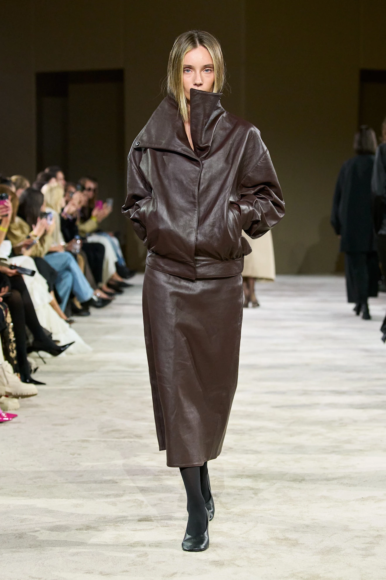 Повернення спідниці-труби з 90-х: з чим її носити?
0