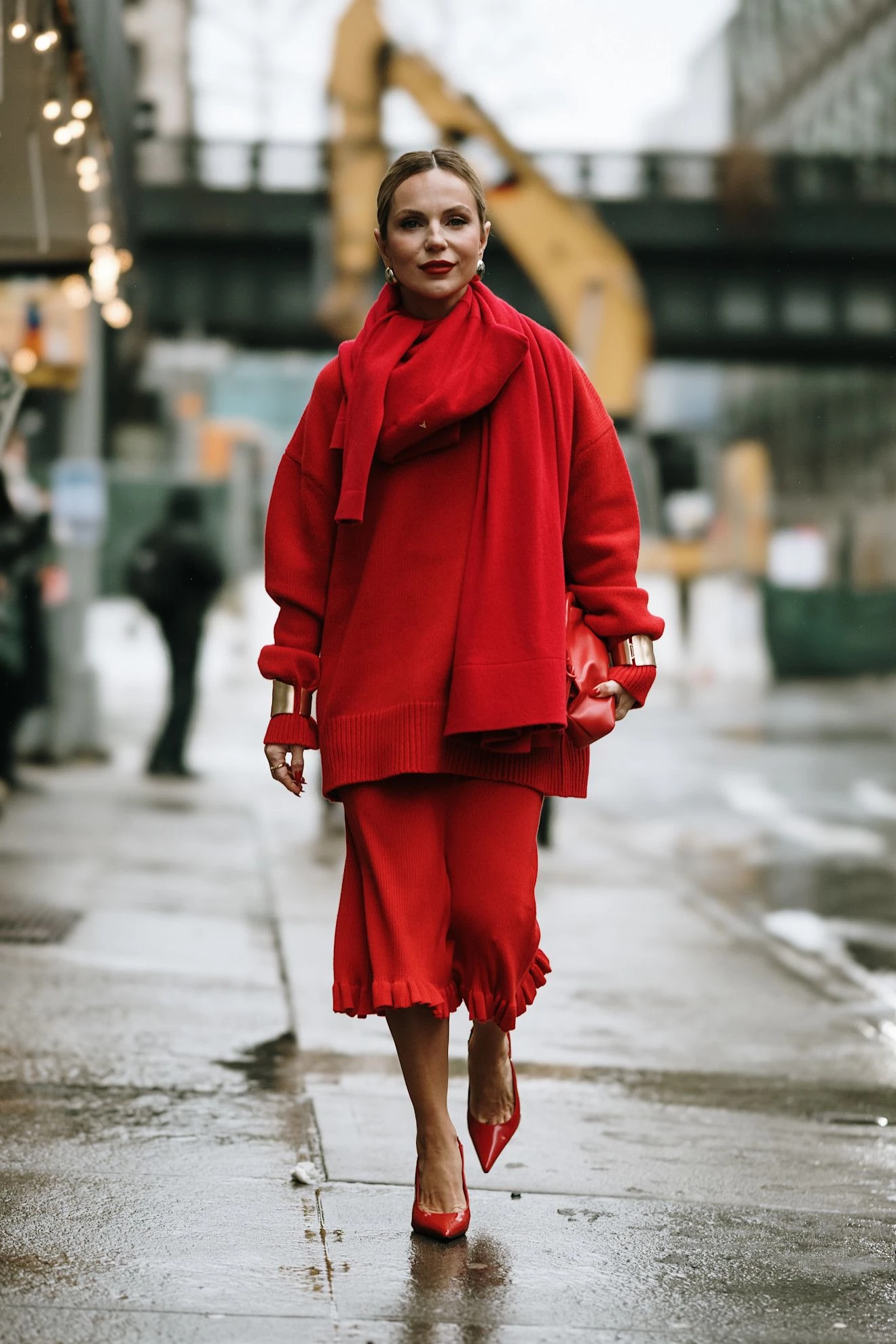 6 модних аргументів на користь того, що багряний джемпер – незамінна річ у вашій шафі
12