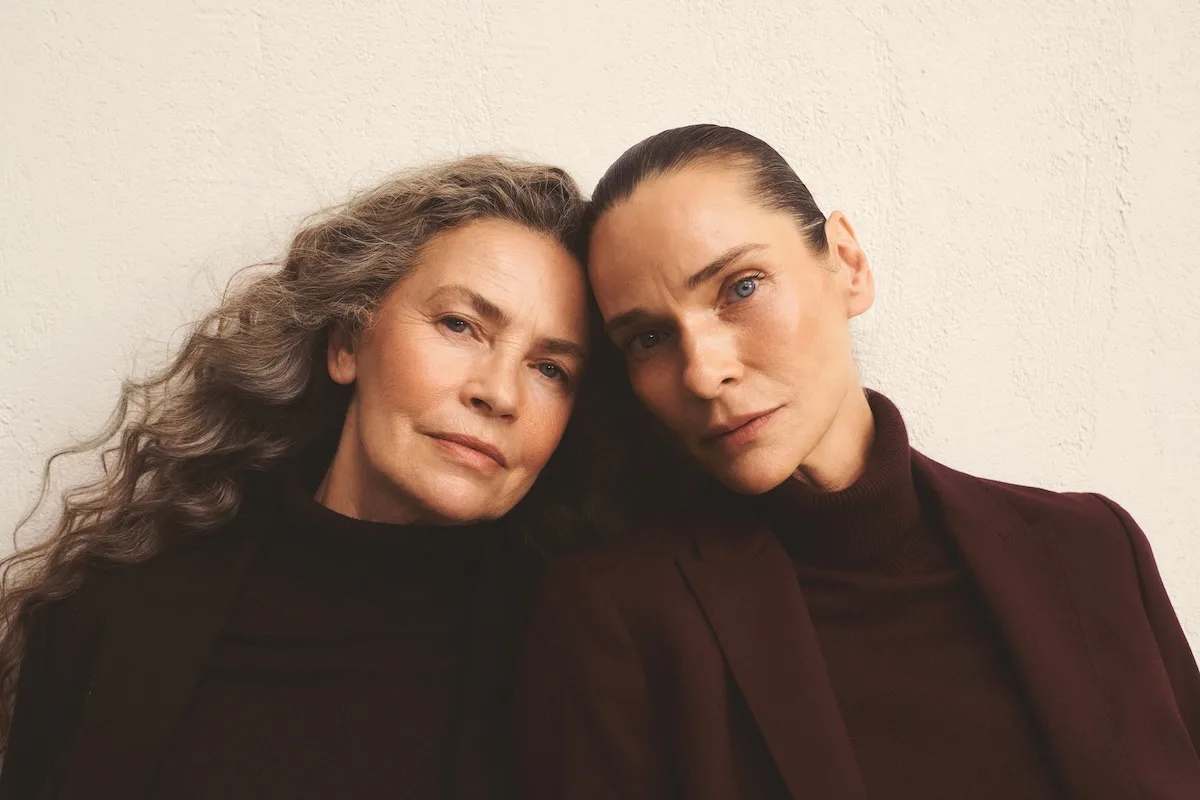 Богна Своровська та Єва Вітковська — польські моделі — з близько поставленими головами, одягнені в темні костюми, у фотосесії для польського бренду одягу TATUUM.