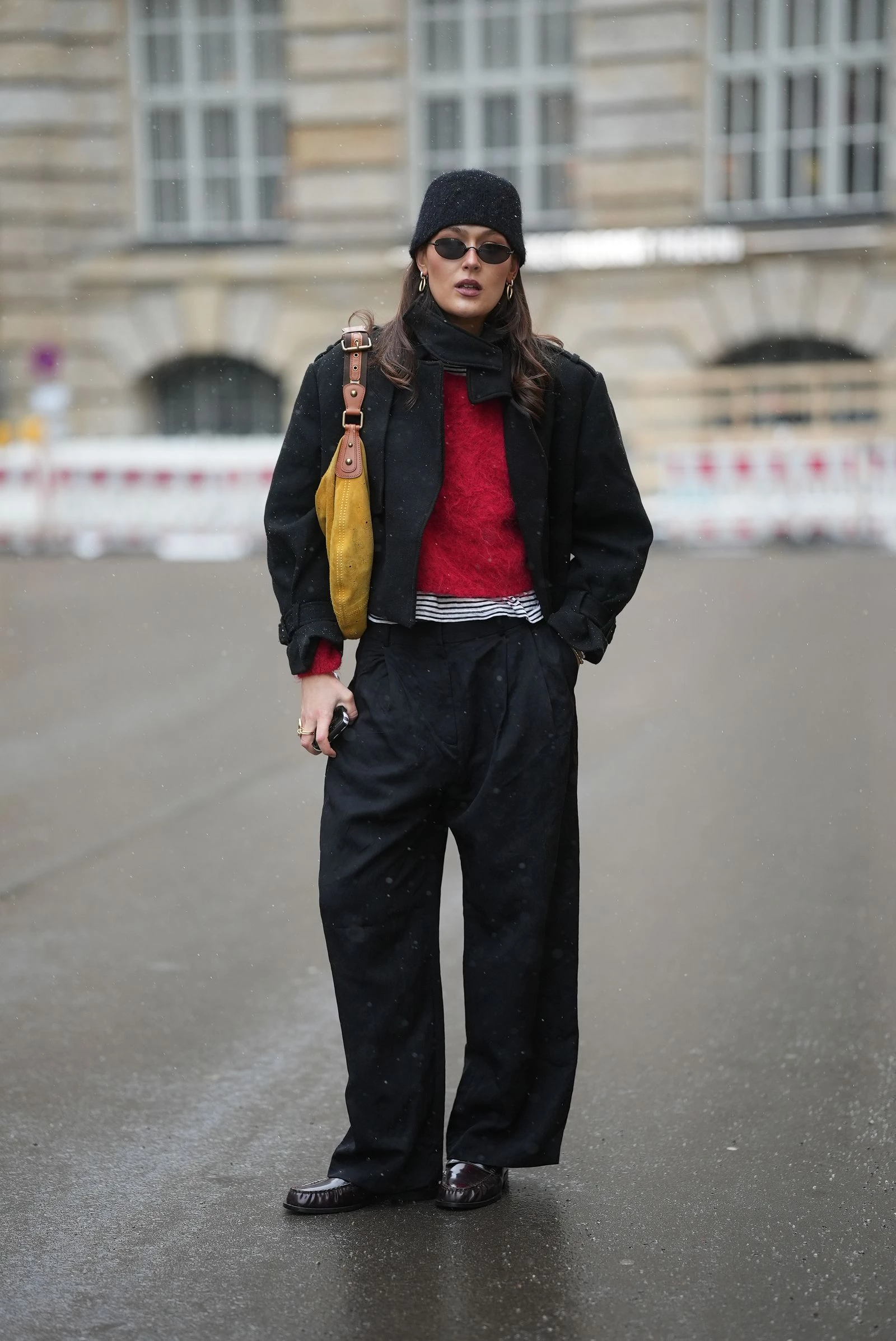 6 модних аргументів на користь того, що багряний джемпер – незамінна річ у вашій шафі
16