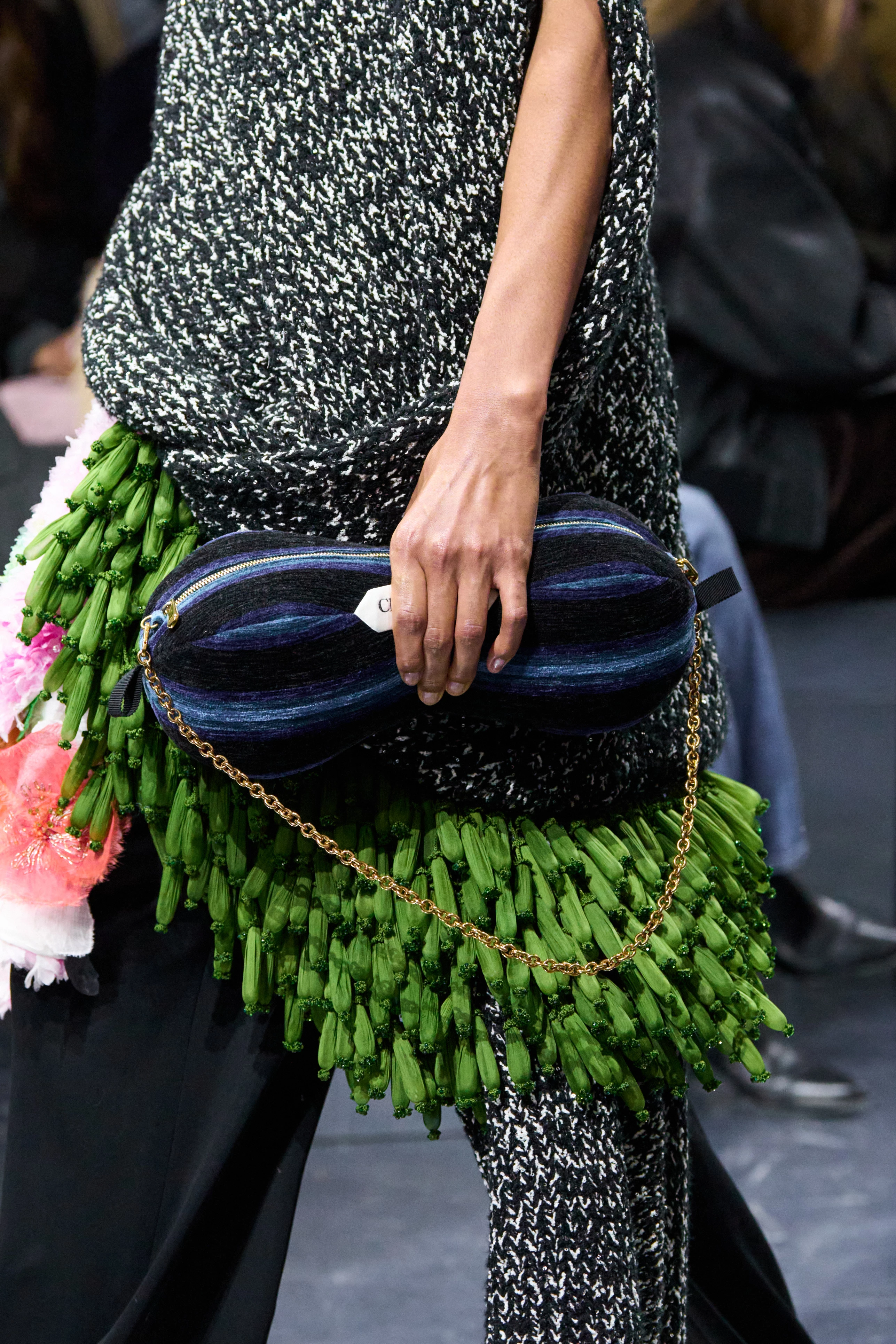 Dior відроджує тренд на химерні сумочки
13