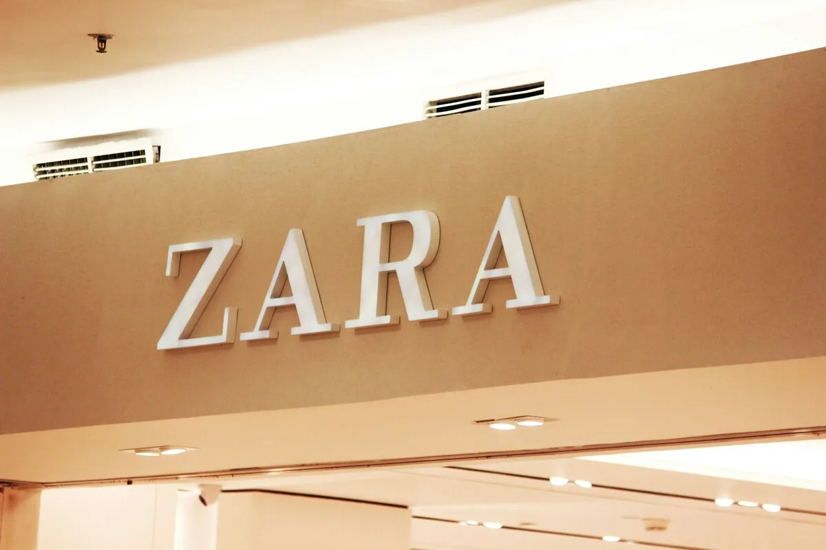 В інтер'єрі шоуруму видно логотип магазину Zara – символ бренду, який після понад 50 років закриває свій перший історичний магазин в Ла-Коруньї в рамках зміни стратегії Inditex.